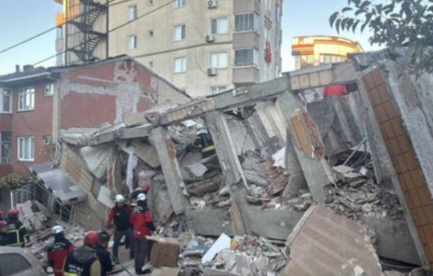 Σε δευτερόλεπτα κατέρρευσε το επταώροφο κτίριο στην Τουρκία: Δύο παιδιά νεκρά, ένα διασώθηκε, ψάχνουν τους γονείς στα χαλάσματα