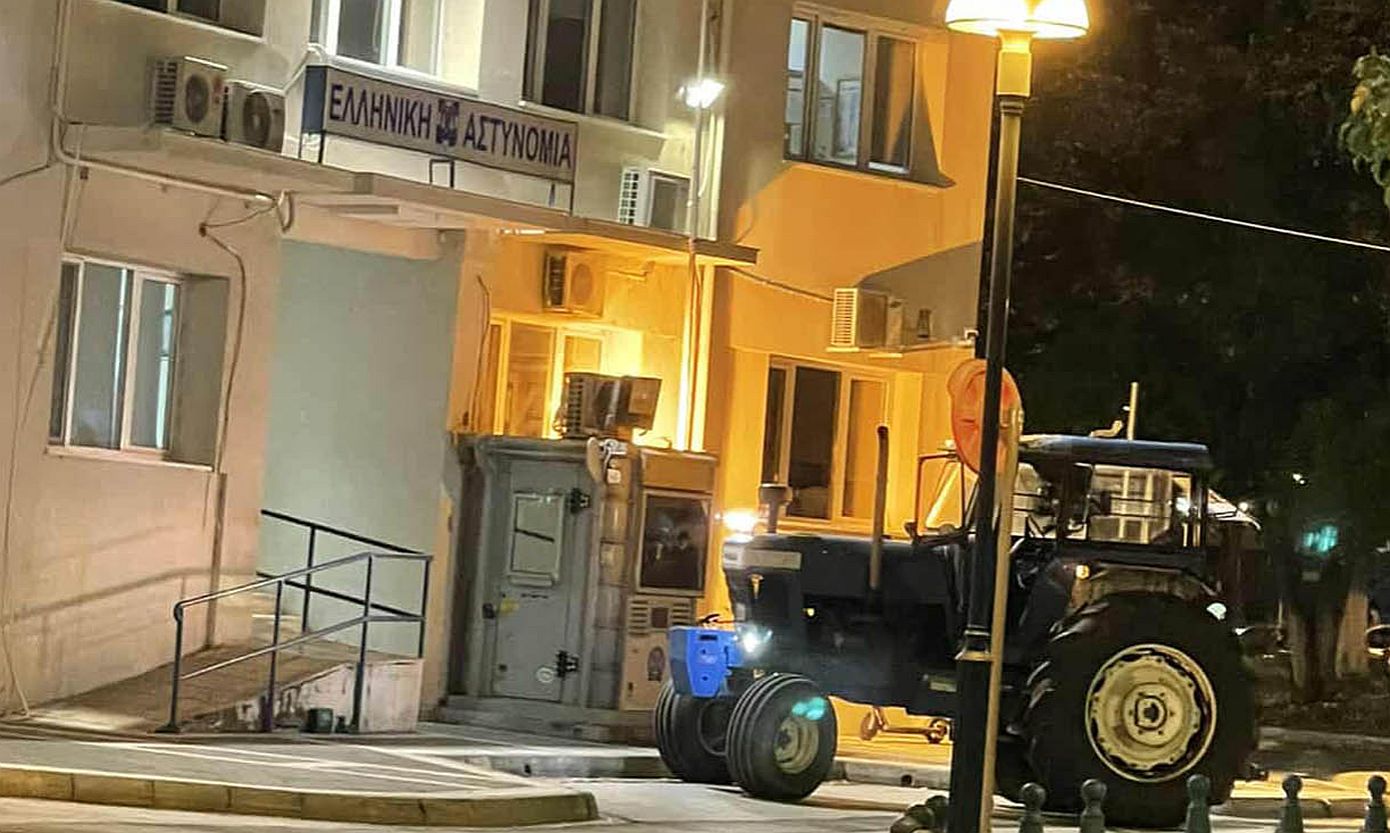 Αγρότης πήγε με τρακτέρ στο ΑΤ Πτολεμαΐδας για να διαμαρτυρηθεί για όσα συμβαίνουν στον τον ΟΠΕΚΕΠΕ &#8211; Βρέθηκε θετικός σε αλκοτέστ