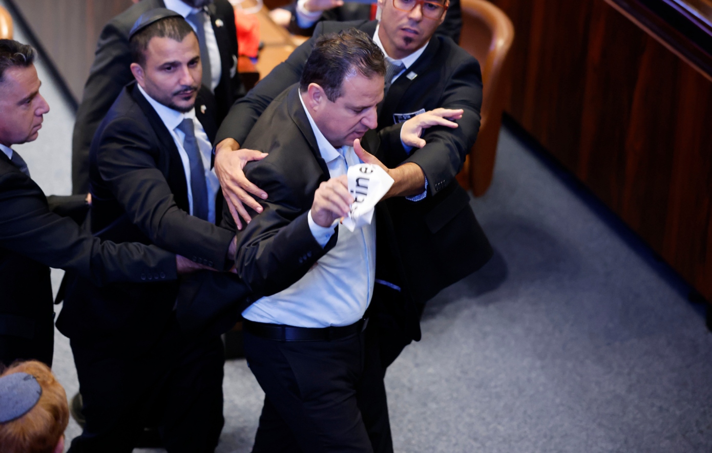 Επεισόδιο στην Κνεσέτ κατά τη διάρκεια της ομιλίας Τραμπ – Έβγαλαν έξω βουλευτές, κατέσχεσαν πανό