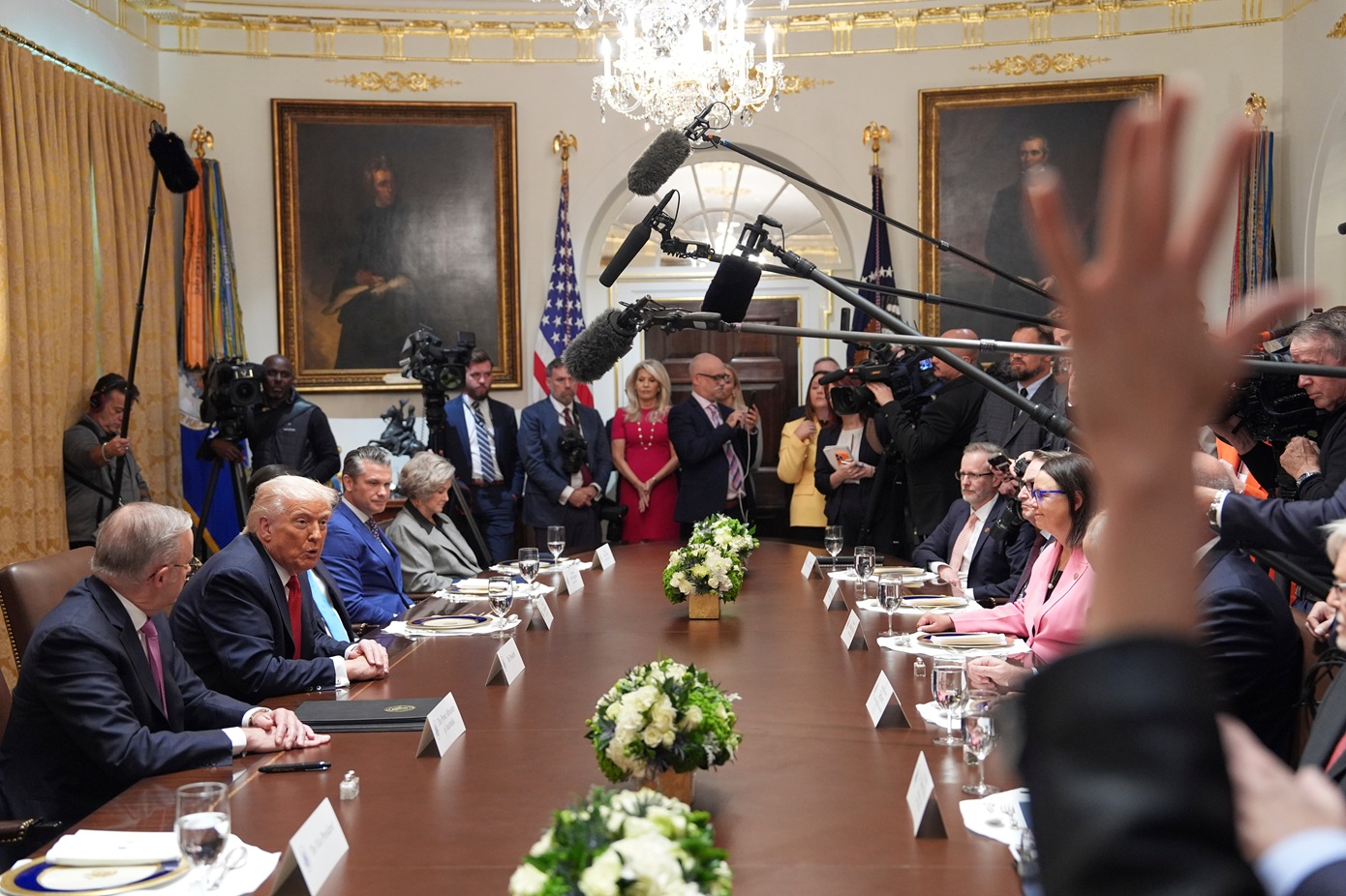 «Δεν σε συμπαθώ»: Η καυστική ατάκα του Τραμπ στον Αυστραλό πρεσβευτή στον Λευκό Οίκο
