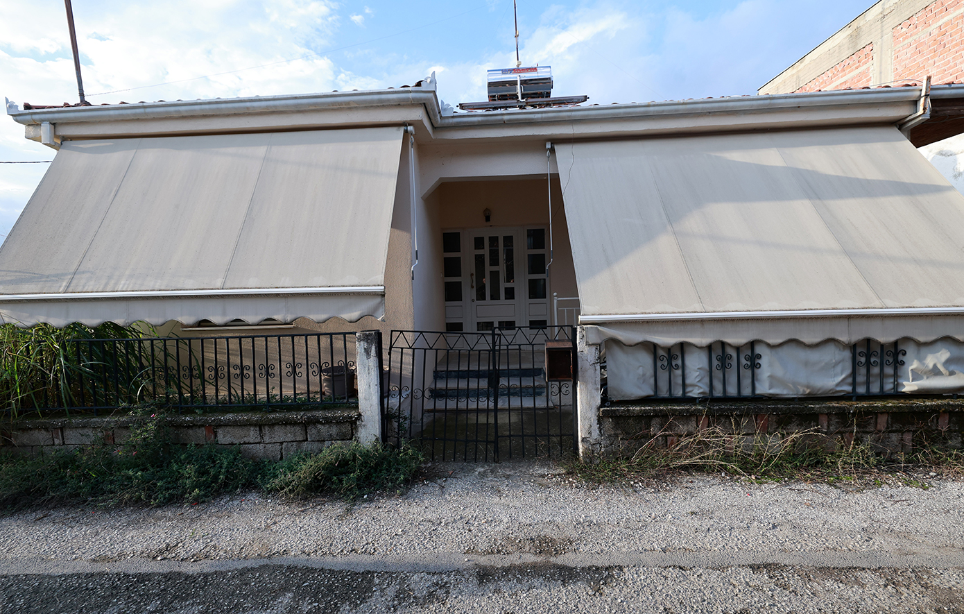 Μητροκτονία στα Τρίκαλα: «Ήταν μια αξιοπρεπέστατη μητέρα που πάσχιζε για τα παιδιά της, ο 18χρονος είχε δύο χρόνια να την επισκεφτεί στο σπίτι»