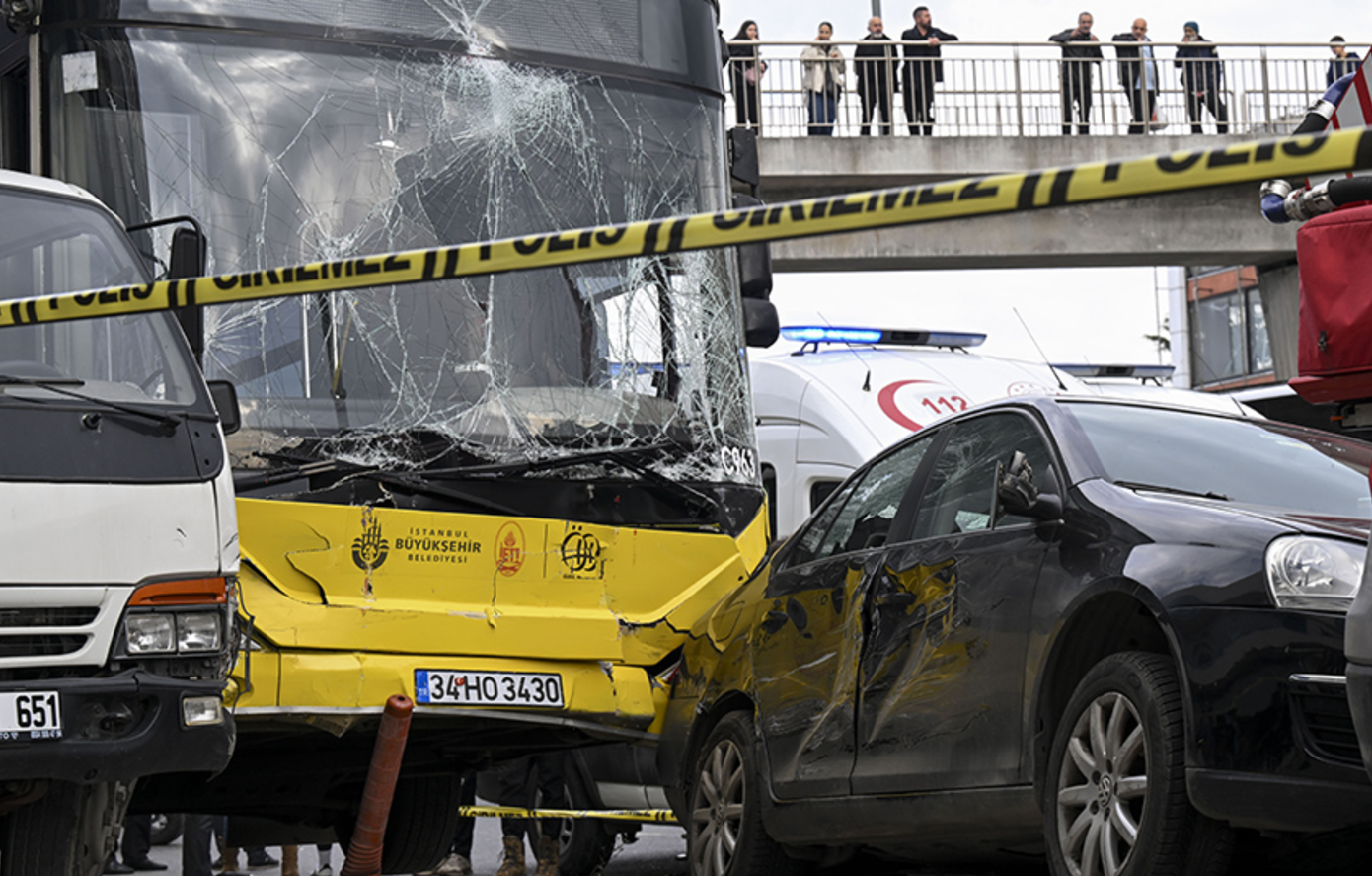 Φονικό τροχαίο στην Κωνσταντινούπολη: Λεωφορείο έπεσε σε στάση, γιατί μηχανόβιος έδερνε τον οδηγό