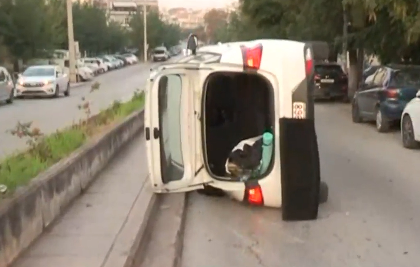 Αυτοκίνητο αναποδογύρισε στη μέση του δρόμου στη Θεσσαλονίκη – Σώος ο οδηγός