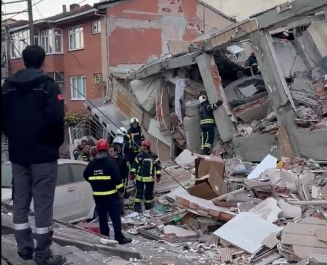 Κατέρρευσε πολυκατοικία στην Τουρκία – Φόβοι για εγκλωβισμένους