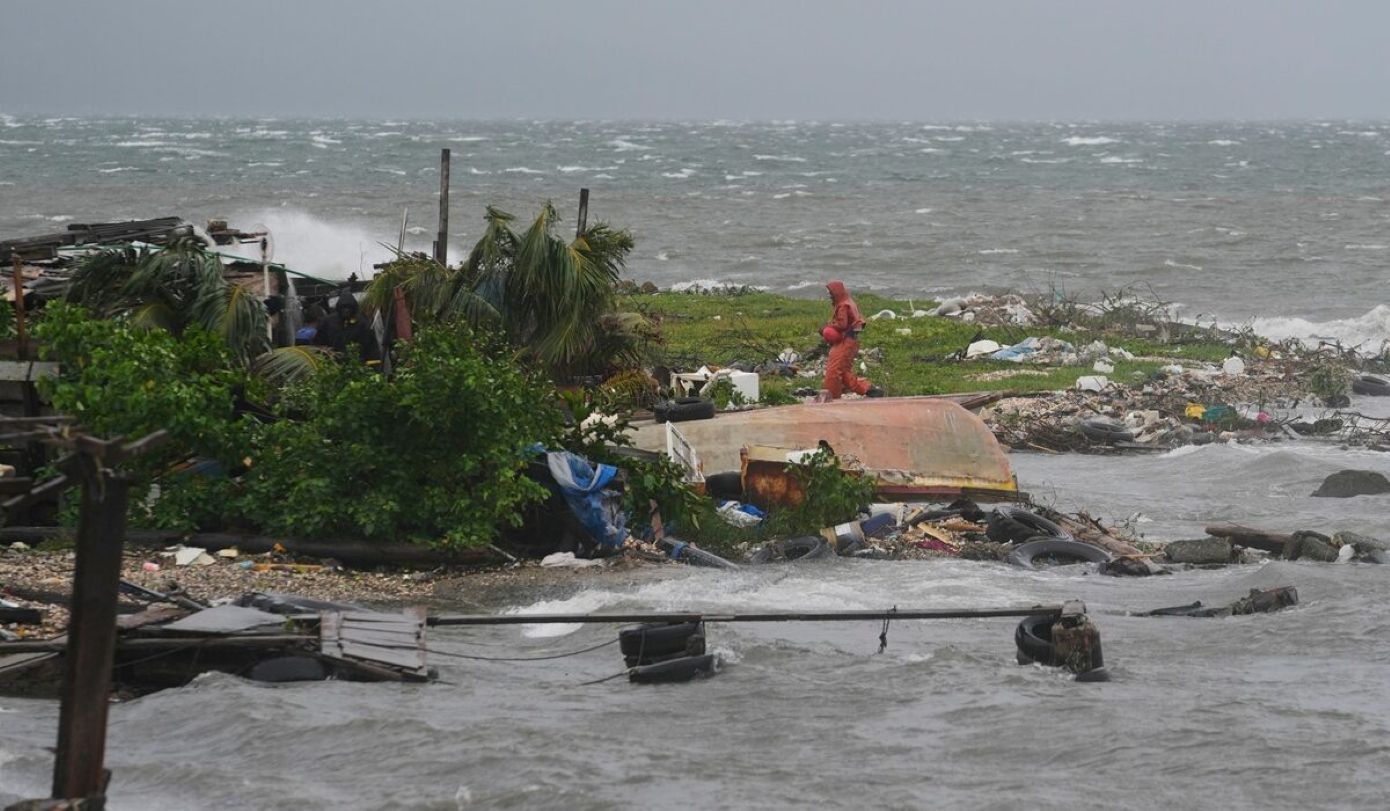 Καταστροφή στην Τζαμάικα, συναγερμός στην Κούβα για τον φονικό τυφώνα «Μελίσα» – Εκατοντάδες χιλιάδες εκκενώνουν τις εστίες τους
