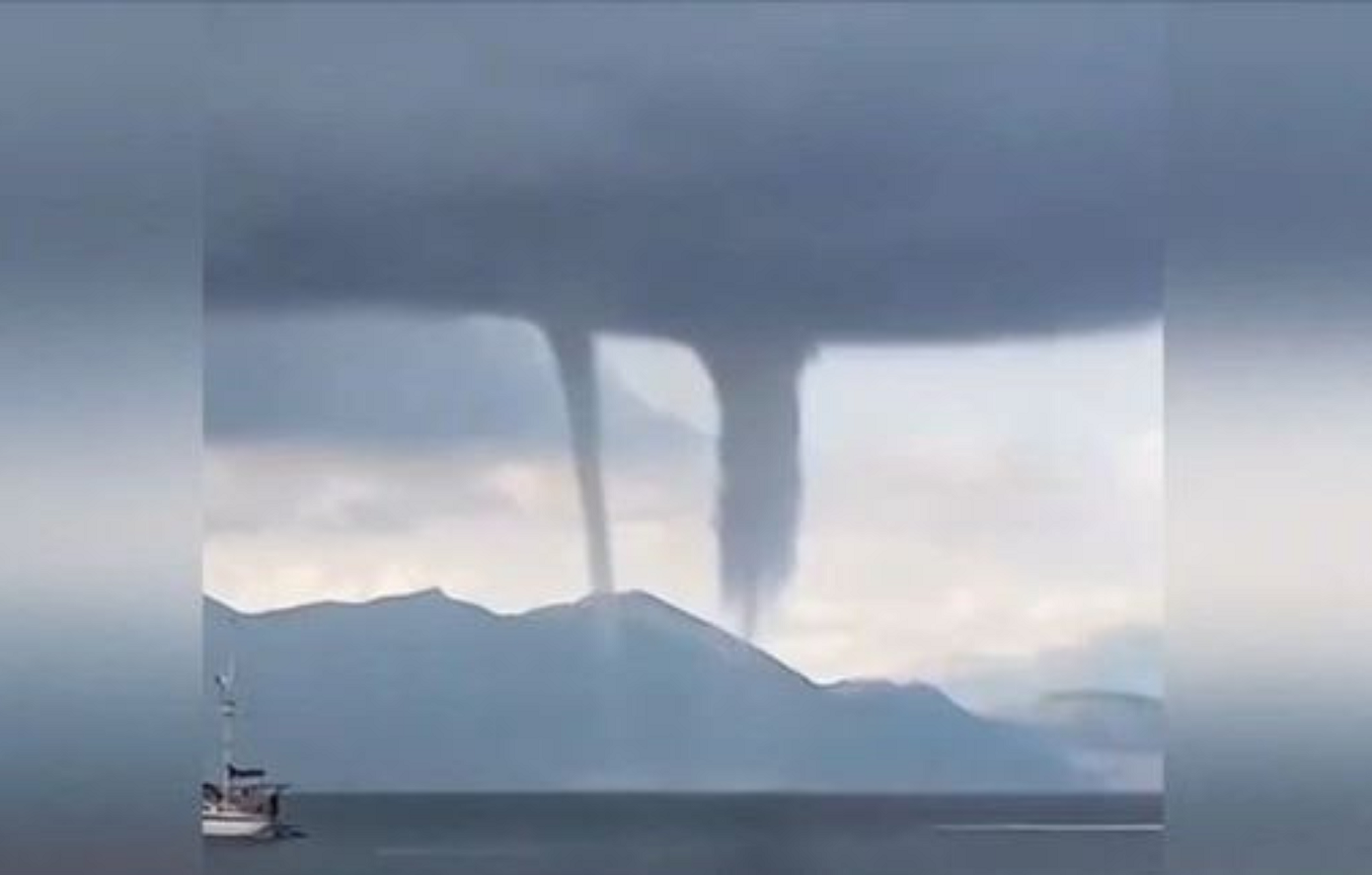 Εντυπωσιακές εικόνες στην Αίγινα: Εμφανίστηκαν δύο υδροστρόβιλοι &#8211; Δείτε βίντεο