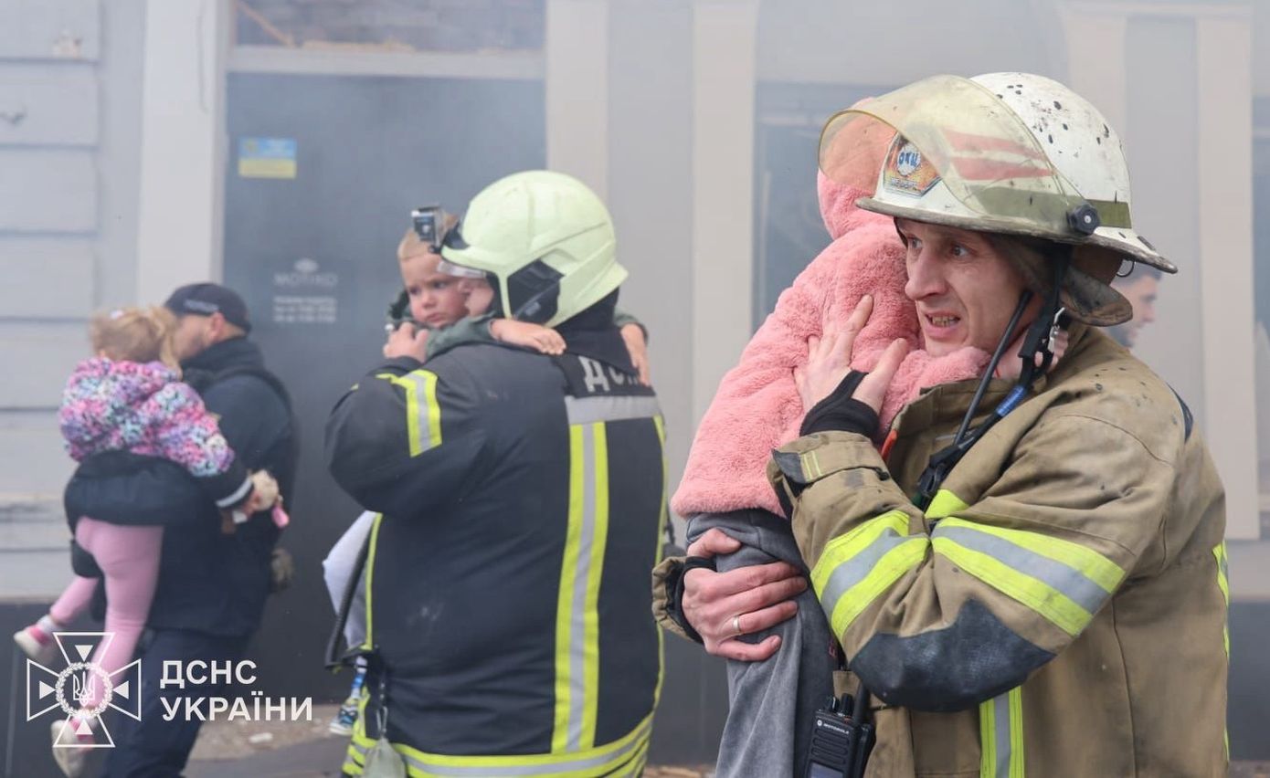 Οι Ρώσοι χτύπησαν νηπιαγωγείο στο Χάρκοβο, ενώ ήταν μέσα παιδιά – Τουλάχιστον επτά νεκροί σε επιθέσεις με drones και πυραύλους