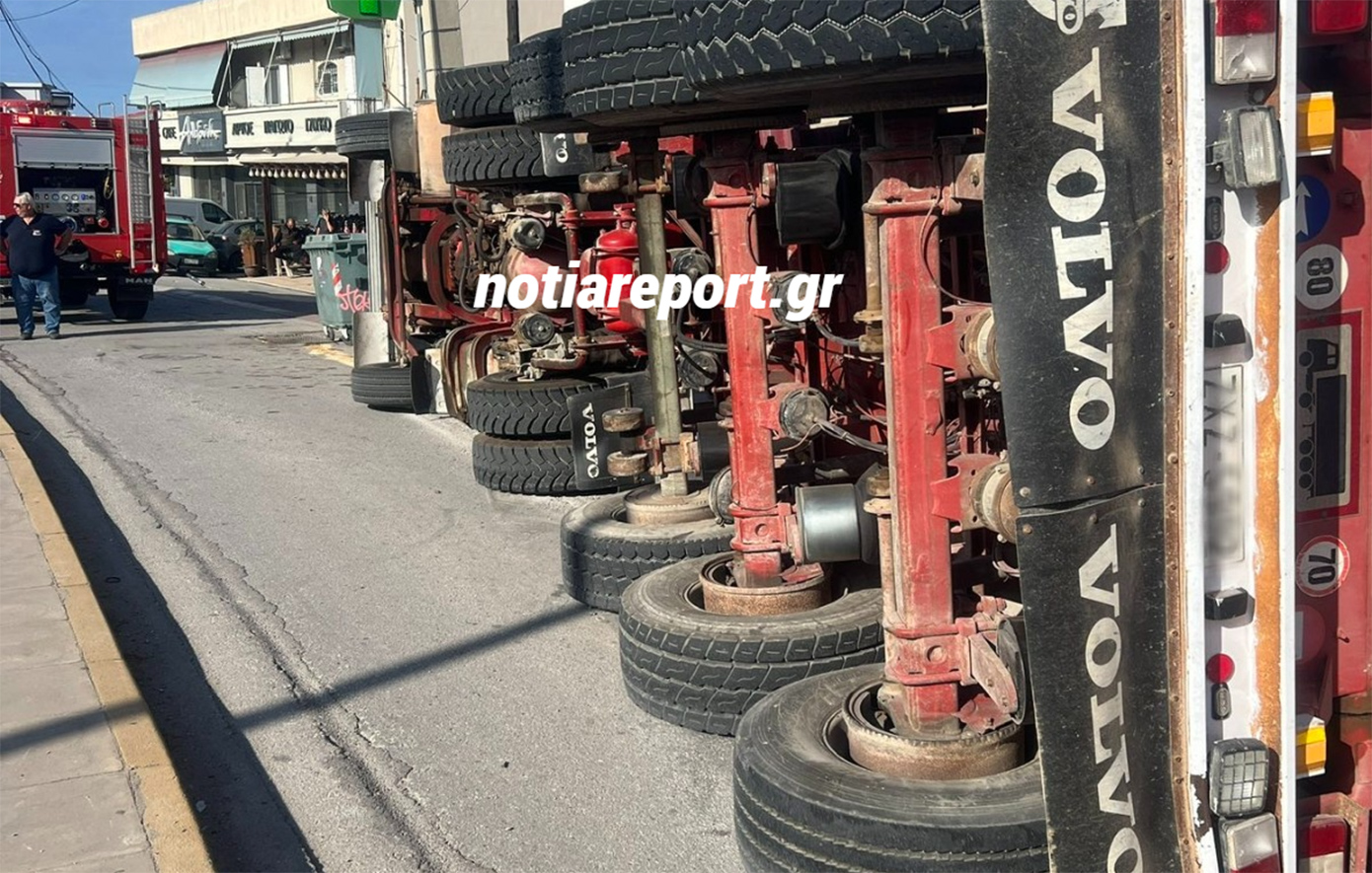 Σοβαρό τροχαίο στη Βάρη – Ανετράπη νταλίκα και έπεσε πάνω σε σταθμευμένο όχημα