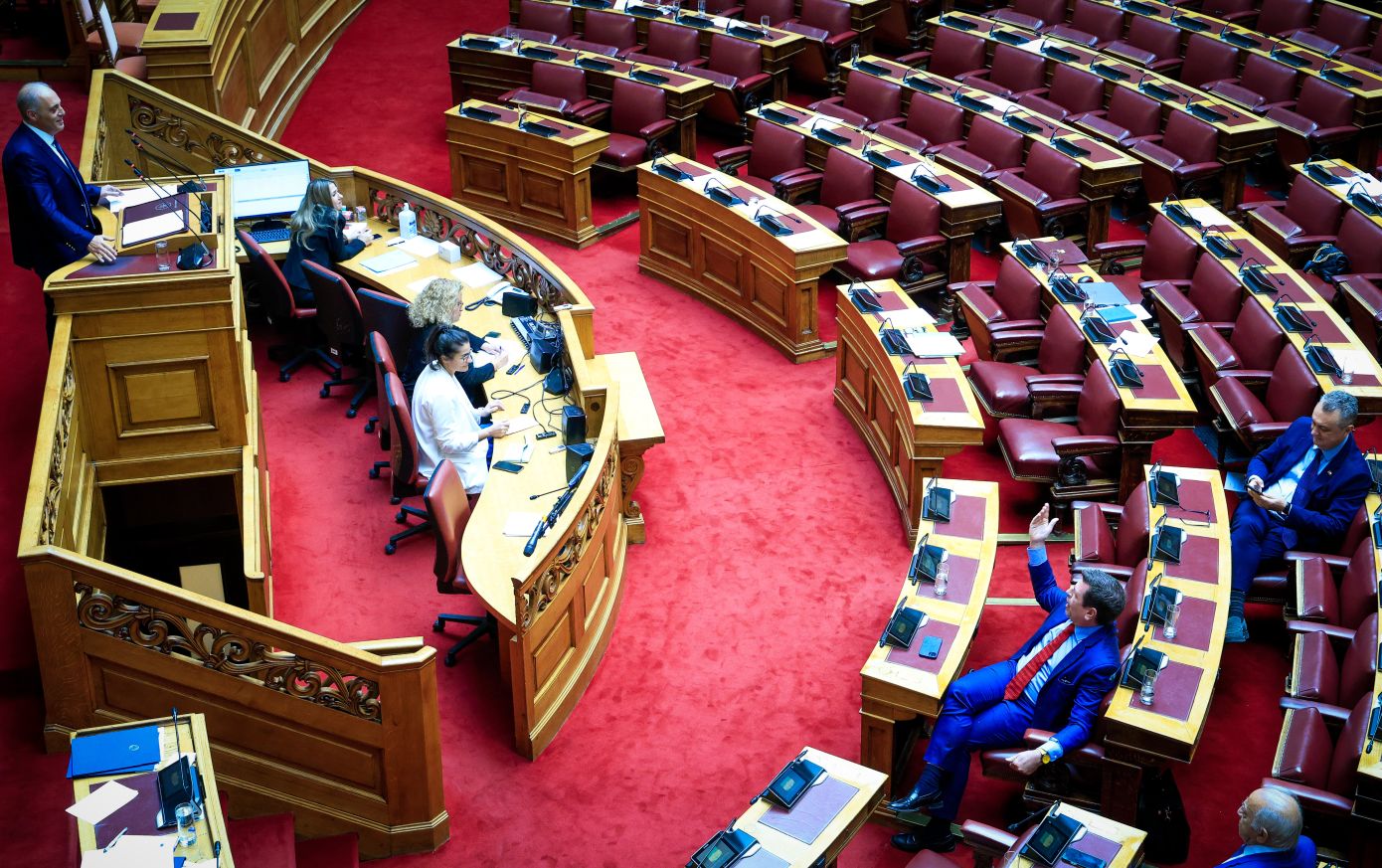 Το «κακιά» που είπε ο Βελόπουλος στον Καιρίδη και η παρέμβαση του προέδρου της Βουλής: «Προστατεύστε τον κοινοβουλευτικό πολιτισμό»