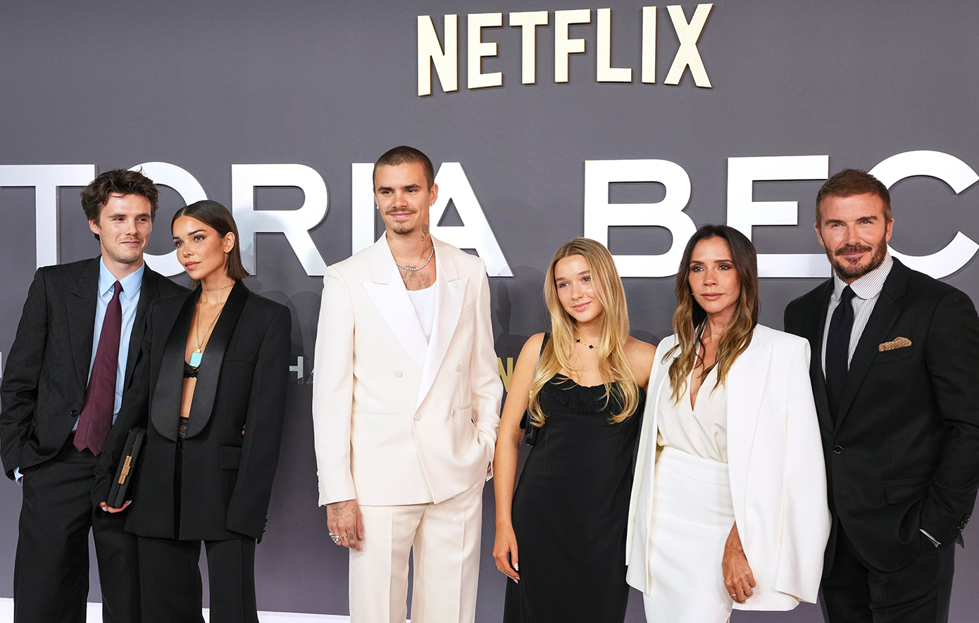 Πέντε Μπέκαμ, τρεις Spice Girls και μια πολύ κυριλέ πρεμιέρα: Η Βικτόρια διασκέδασε μέχρι αργά, γιορτάζοντας το νέο αποκαλυπτικό ντοκιμαντέρ στο Netflix