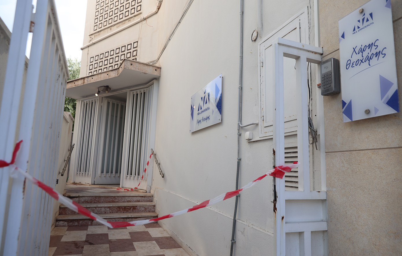 Χάρης Θεοχάρης για την εμπρηστική επίθεση στο γραφείο του: «Πράξη δειλίας, τυφλής βίας και ευθείας προσβολής στη Δημοκρατία»