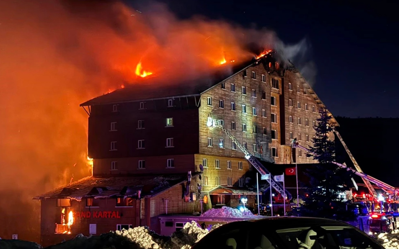 Βαριές ποινές για την πυρκαγιά με τους 78 νεκρούς σε χιονοδρομικό κέντρο της Τουρκίας