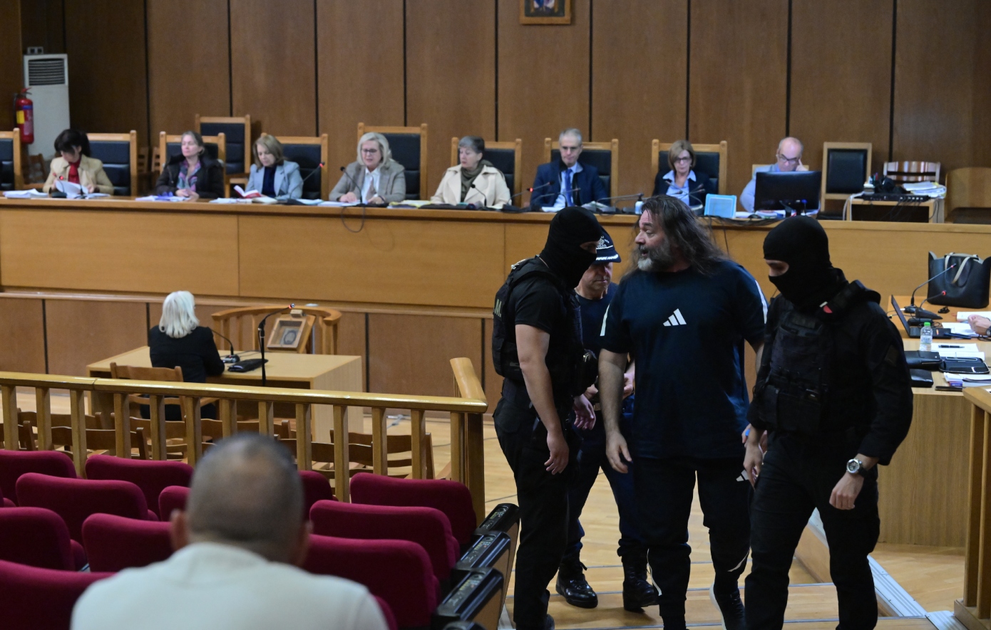 Δίκη Χρυσής Αυγής: Αρνείται τις κατηγορίες η Ελένη Ζαρούλια &#8211; Αποβλήθηκε από την αίθουσα ο Λαγός