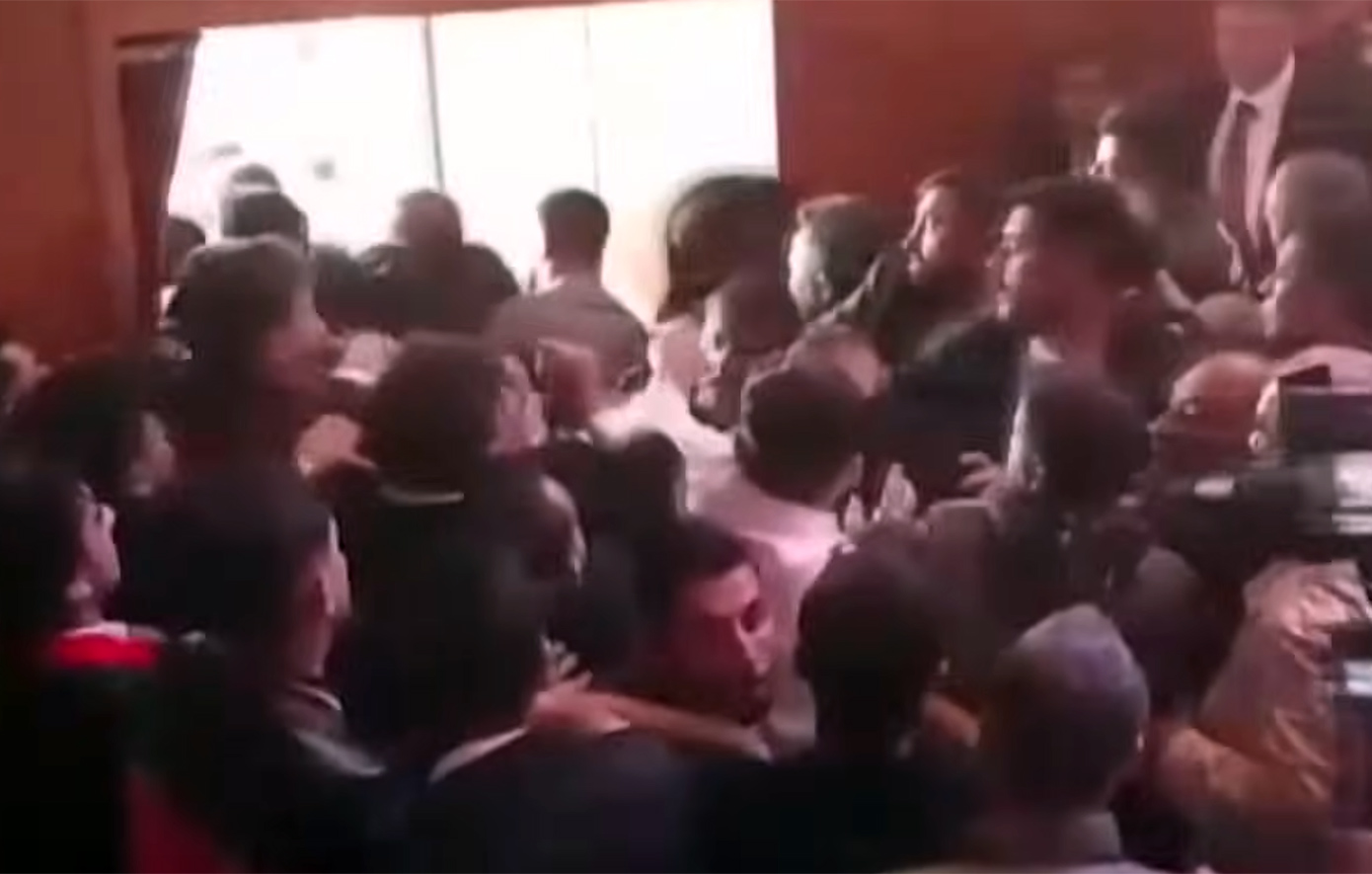 Χαμός σε συνέδριο της τουρκικής αξιωματικής αντιπολίτευσης &#8211; Πλακώθηκαν στο ξύλο