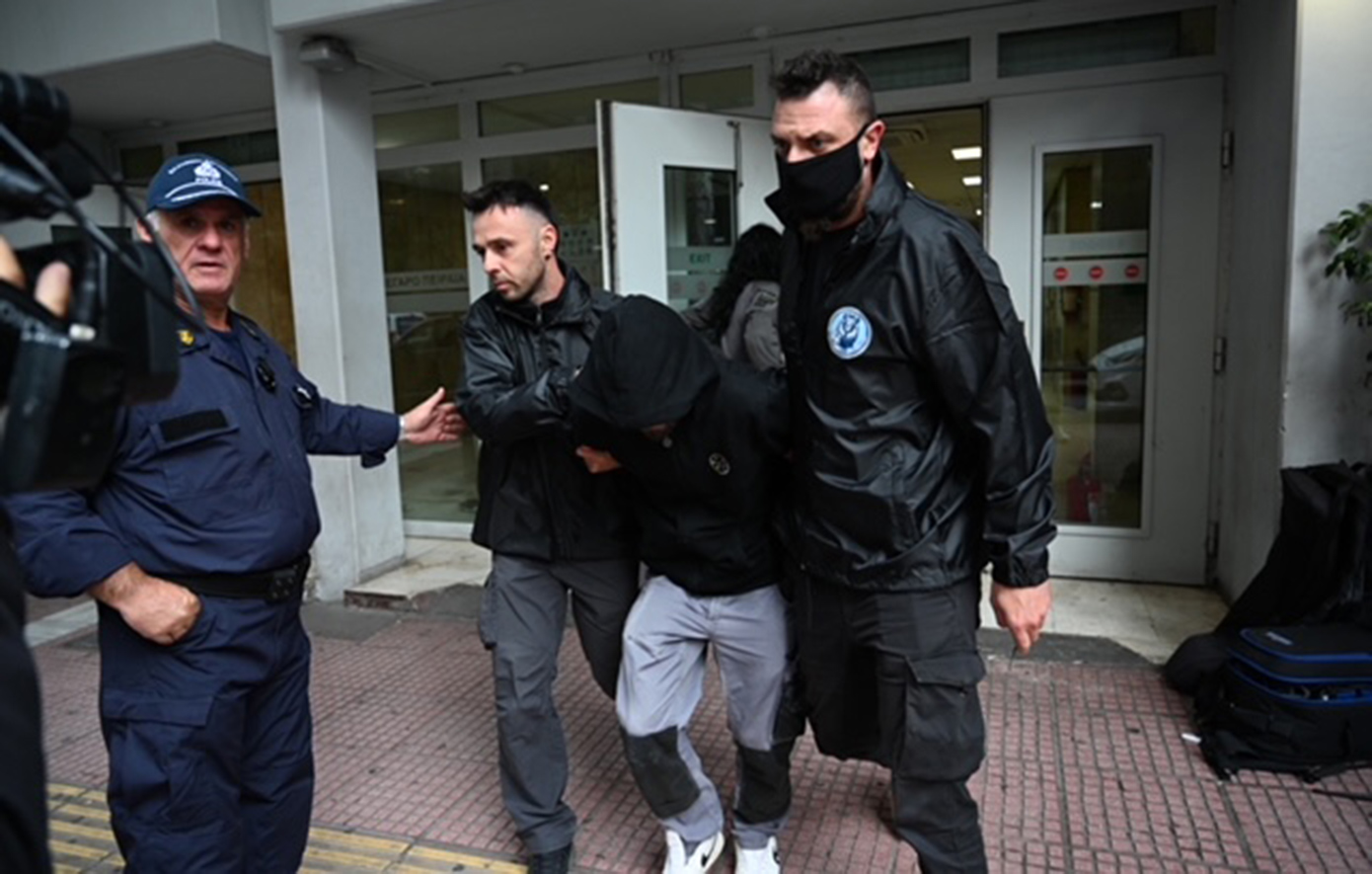 Ασέλγεια σε παιδιά 2 και 4 ετών: Με σκυμμένο κεφάλι πήρε τον δρόμο για τη φυλακή ο 40χρονος σύντροφος του 20χρονου θείου