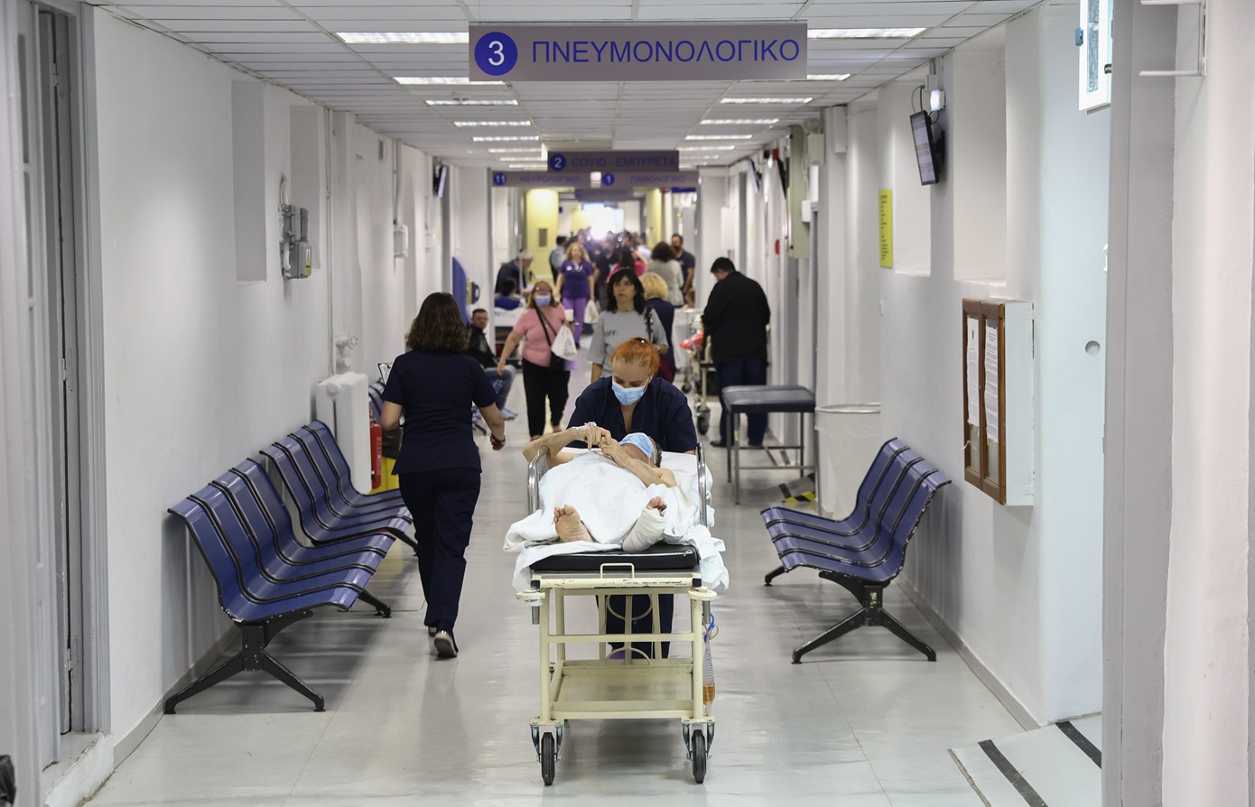 «Με το πρώτο φτάρνισμα στο νοσοκομείο»: Η ΠΟΕΔΗΝ για την πίεση στα νοσοκομεία &#8211; Ελλείψεις και ενδονοσοκομειακές λοιμώξεις