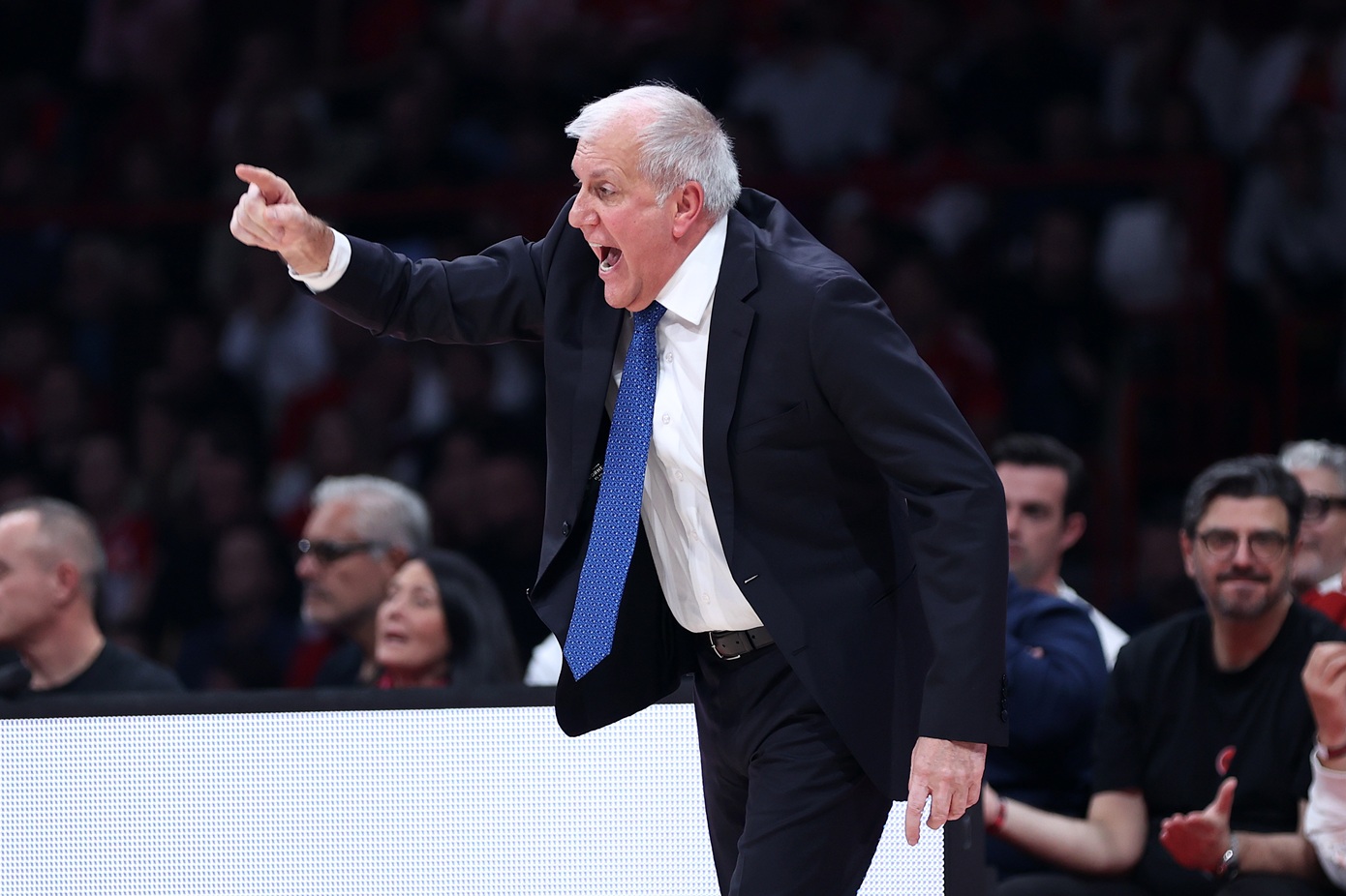 Ξέσπασε κατά των παικτών του ο Ομπράντοβιτς: «Δεν σκέφτονται το παιχνίδι, μπήκα στα αποδυτήρια και ήταν όλοι στα κινητά τους»