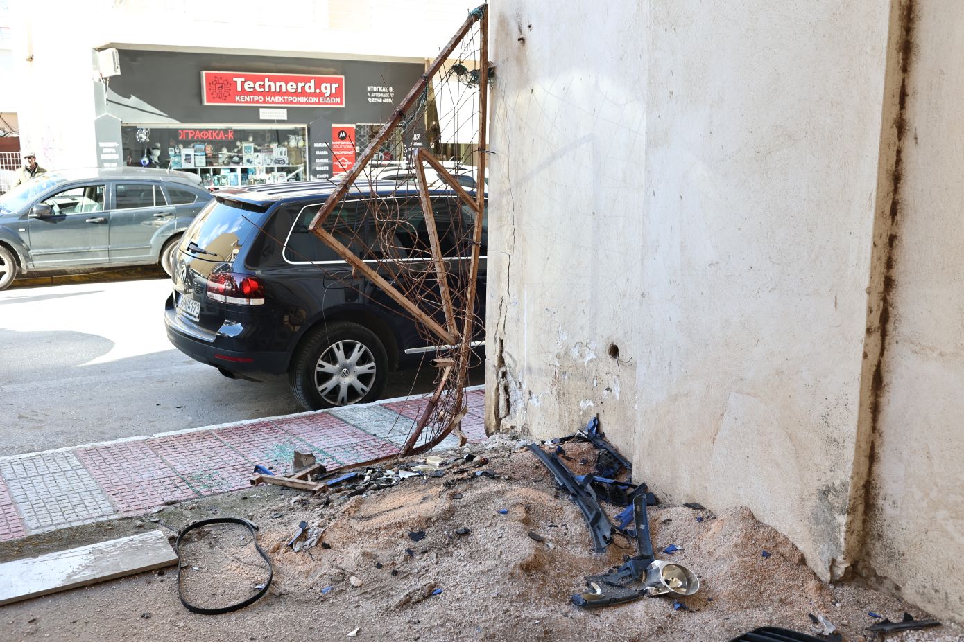 Πώς έγινε το φρικτό τροχαίο με τον νεκρό 24χρονο στη Λούτσα &#8211; Έβγαζαν πράγματα από το αυτοκίνητο και τους θέρισε ο 29χρονος