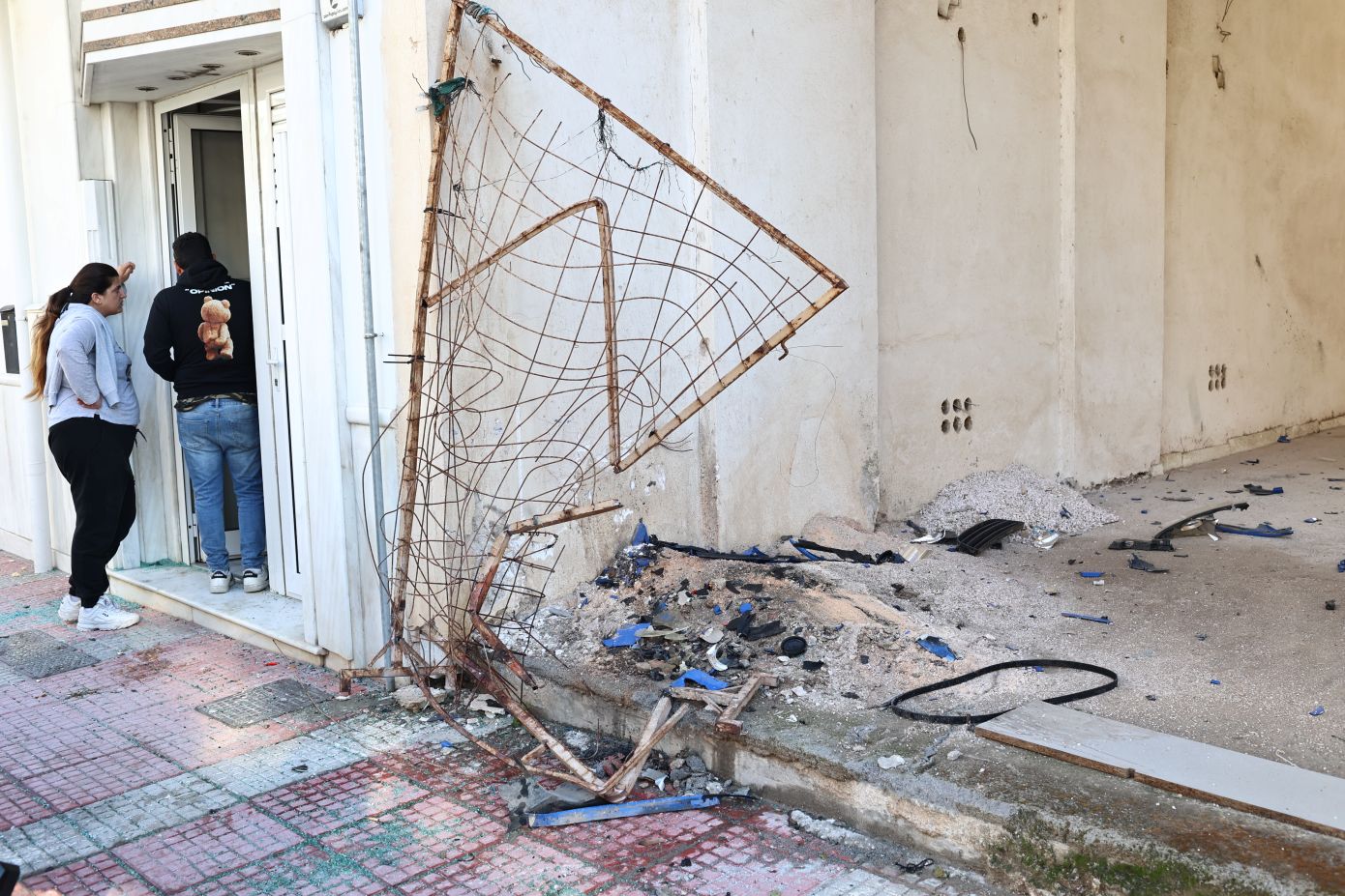 Τροχαίο στη Λούτσα: «Ήταν όλοι σε σοκ, εκτός από τον οδηγό που κοίταζε το αυτοκίνητό του να δει τη ζημιά», λέει αυτόπτης μάρτυρας