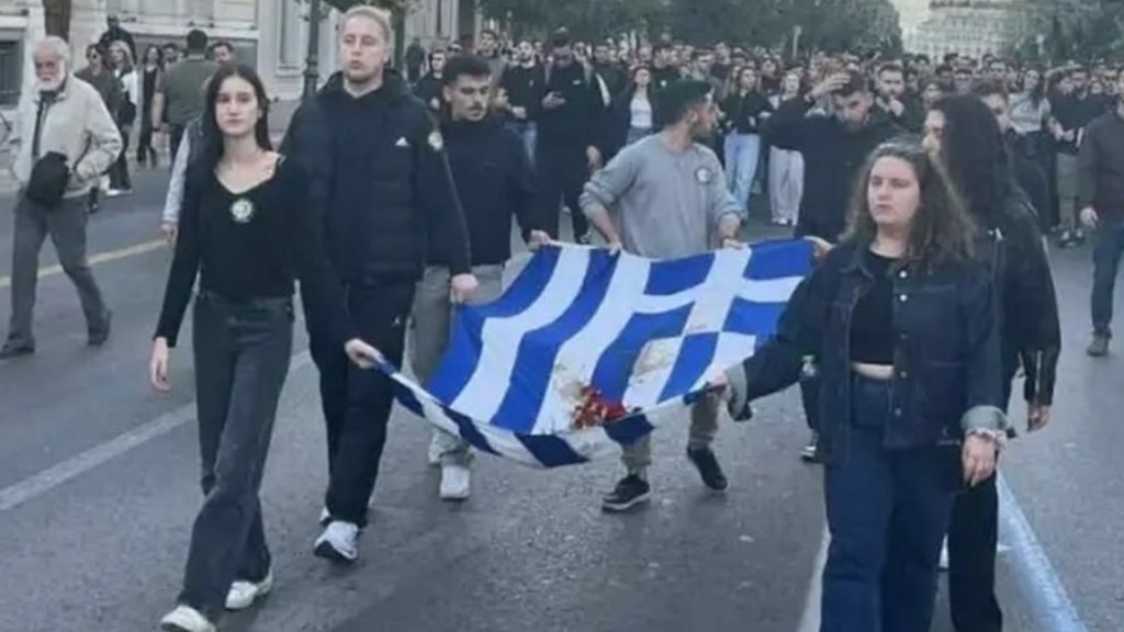 Συγκίνηση στο Πολυτεχνείο: Η κόρη της Φώφης Γεννηματά στην κορυφή της πορείας με την αιματοβαμμένη σημαία