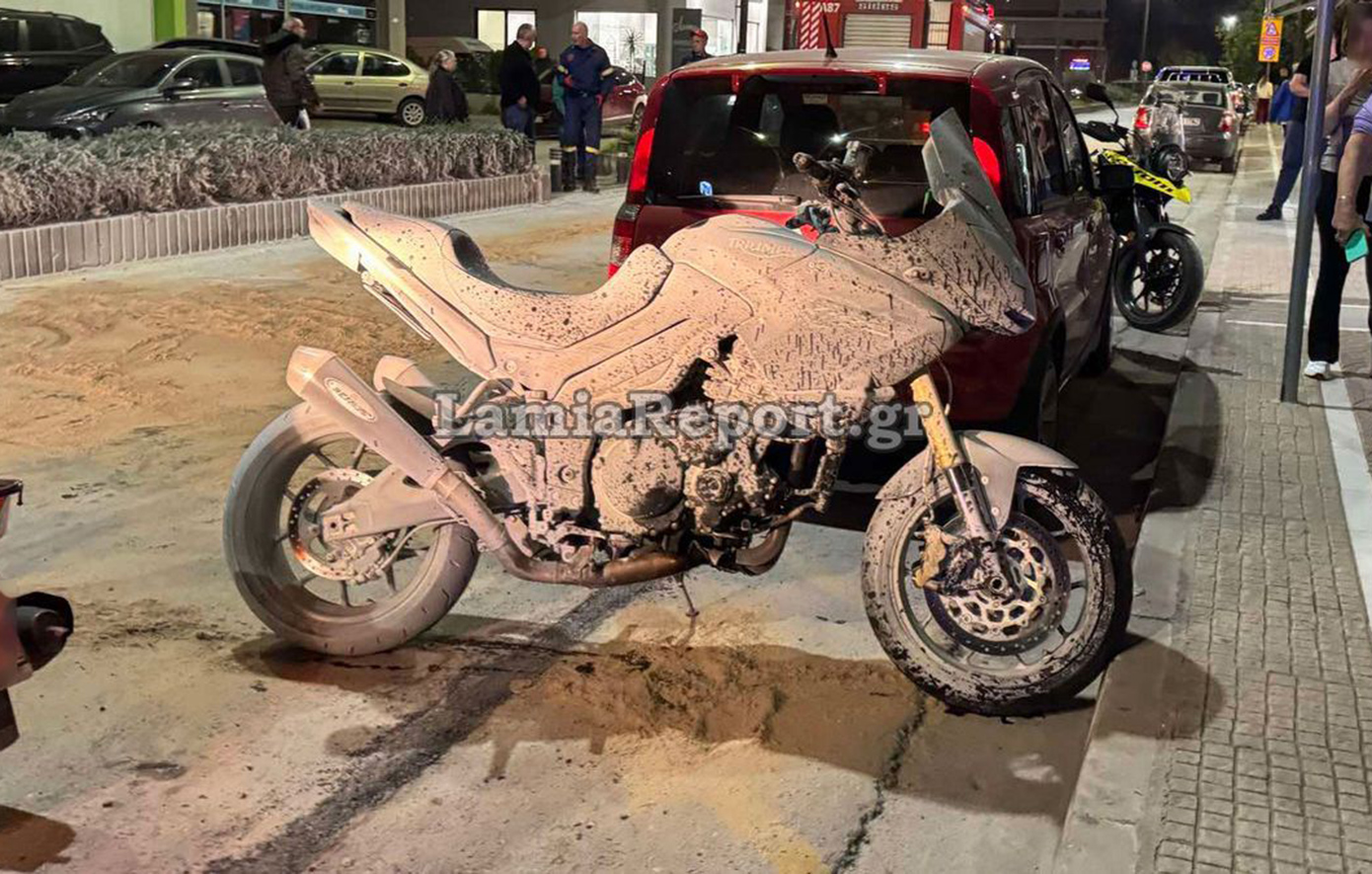Μηχανή άρπαξε φωτιά από τροχαίο στη Λαμία &#8211; Ο οδηγός προσπάθησε να αποφύγει πεζή και έπεσε πάνω σε αυτοκίνητο