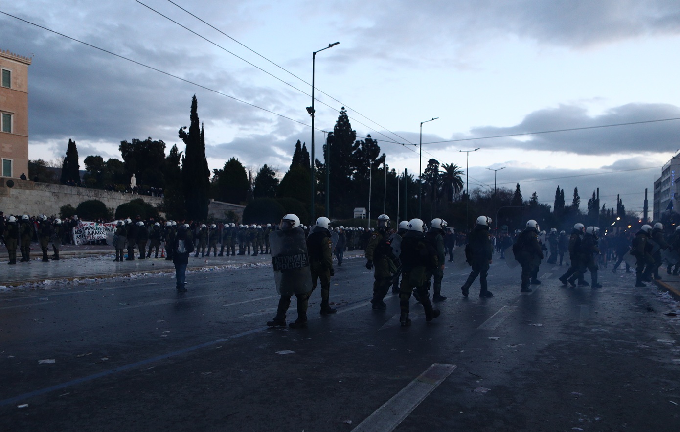 Δίωξη για τρία πλημμελήματα σε μέλη του Ρουβίκωνα που άνοιξαν πανό μπροστά στον Άγνωστο Στρατιώτη