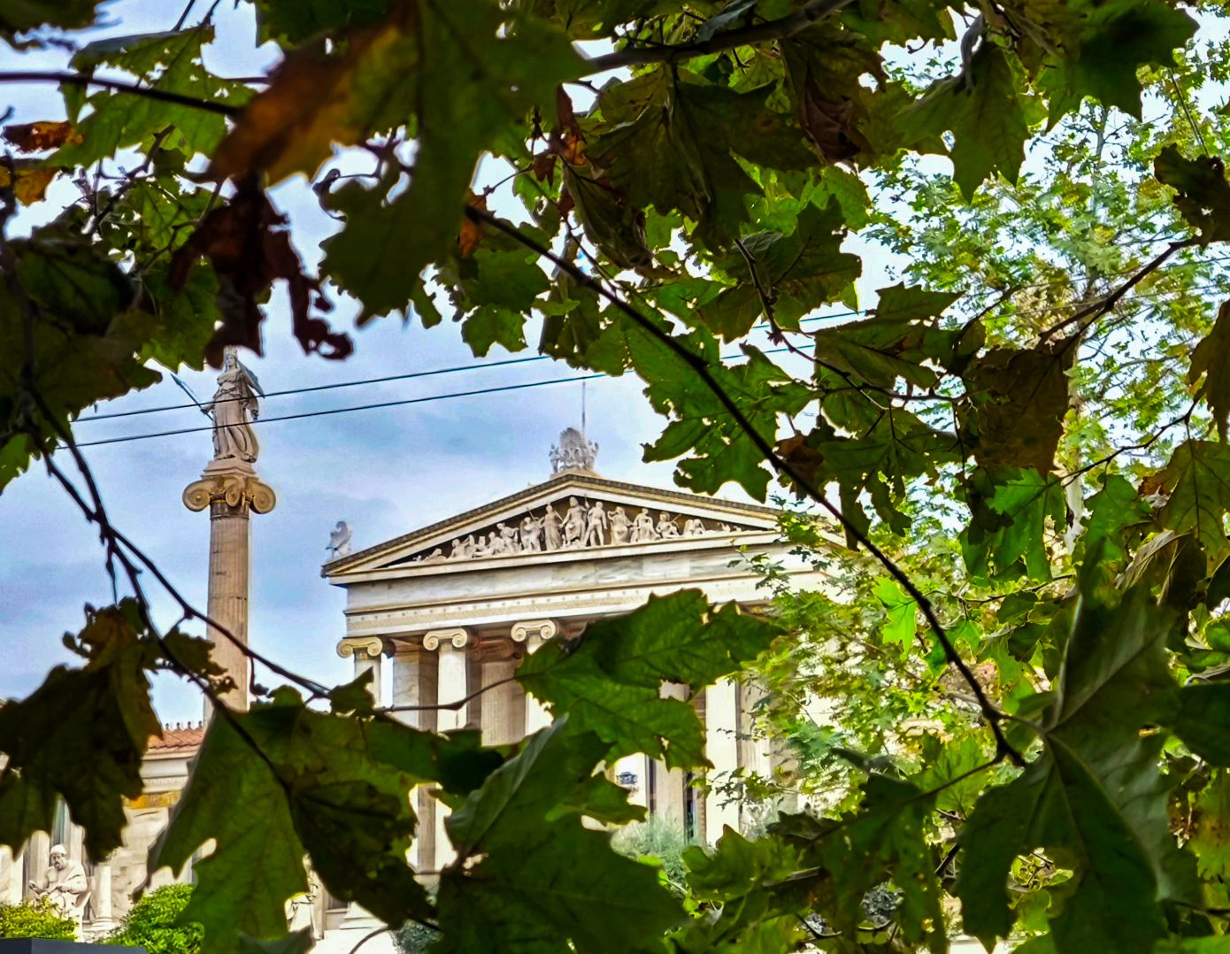 Καιρός: Φθινοπωρινό σκηνικό, ανοιξιάτικες θερμοκρασίες, ήπιοι άνεμοι &#8211; Τοπικές βροχές και καταιγίδες στα δυτικά