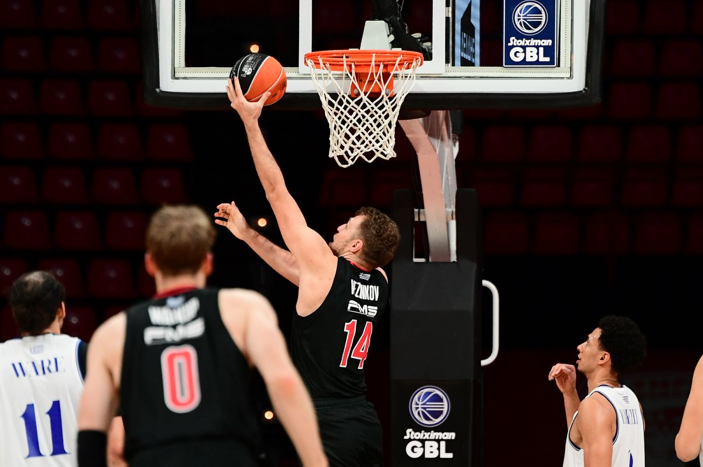 «Ερυθρόλευκο πάρτι» στο ΣΕΦ: Χολ και Βεζένκοβ οδήγησαν τον Ολυμπιακό στη νίκη 103-87 επί του μαχητικού Ηρακλή