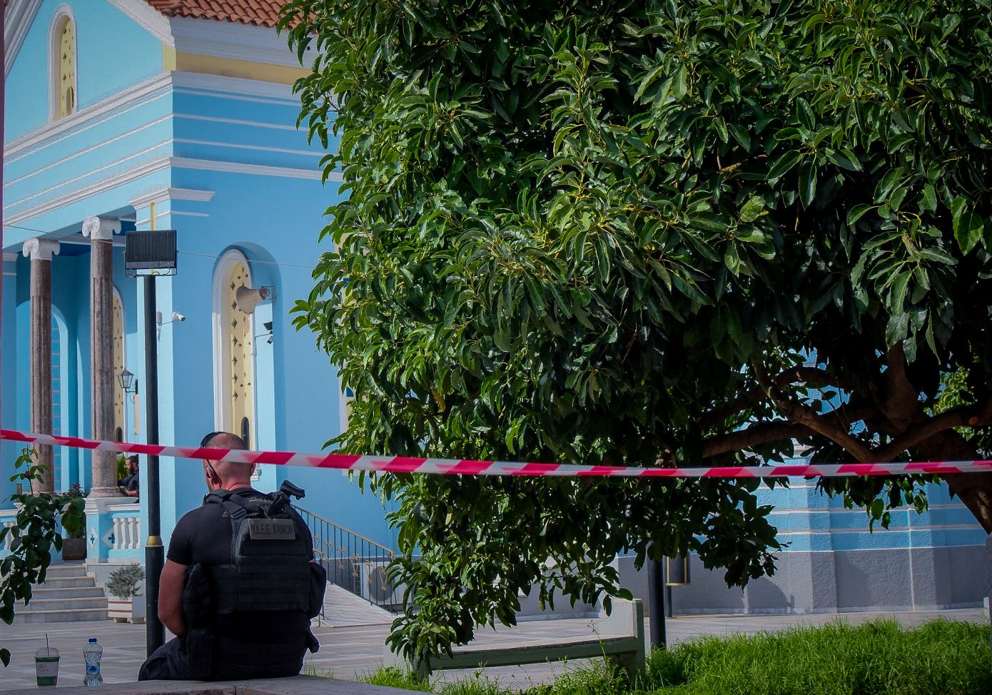 Θρήνος στην κηδεία της 56χρονης Ευαγγελίας &#8211; Με ανιχνευτή μετάλλων η είσοδος στην εκκλησία, φόβοι για νέο κύκλο αίματος