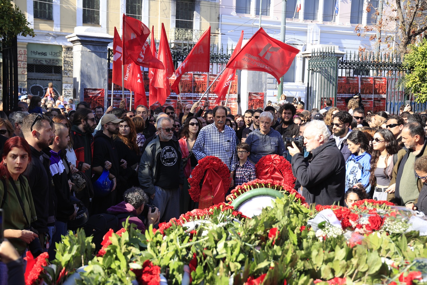 ΚΚΕ και ΚΝΕ τίμησαν την επέτειο του Πολυτεχνείου: «Επίκαιρα τα μηνύματά του απέναντι στον ιμπεριαλιστικό πόλεμο»