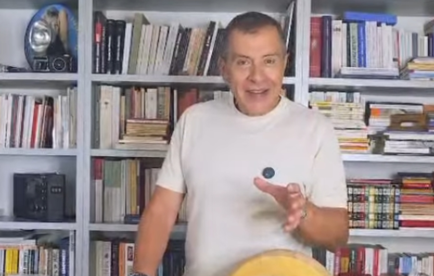 Το βίντεο του Σταύρου Θεοδωράκη για το νέο του βιβλίο &#8211; Στην παρουσίαση θα κεράσουν&#8230; τσικουδιές