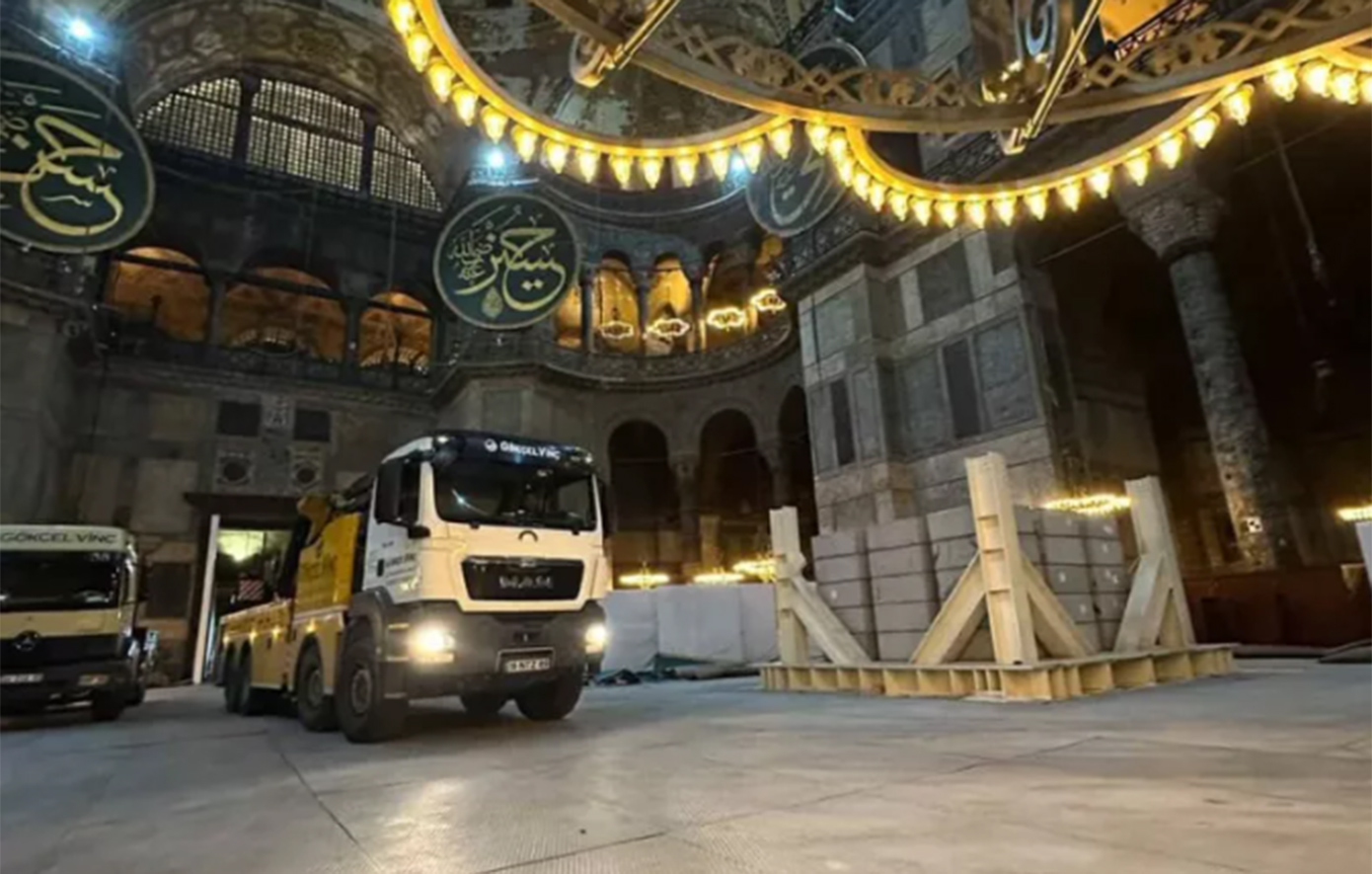 Φορτηγά 20 τόνων μέσα μέσα στην Αγία Σοφία – Αντιδράσεις ακόμη και στην Τουρκία