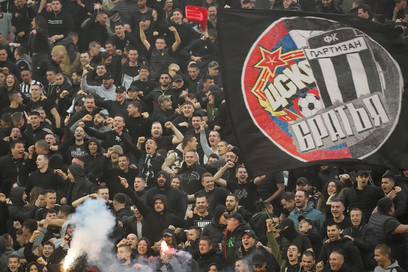 Οπαδός της Παρτίζαν δολοφονήθηκε εν ψυχρώ στο κέντρο του Βελιγραδίου &#8211; Ανθρωποκυνηγητό για τον εντοπισμό των δραστών