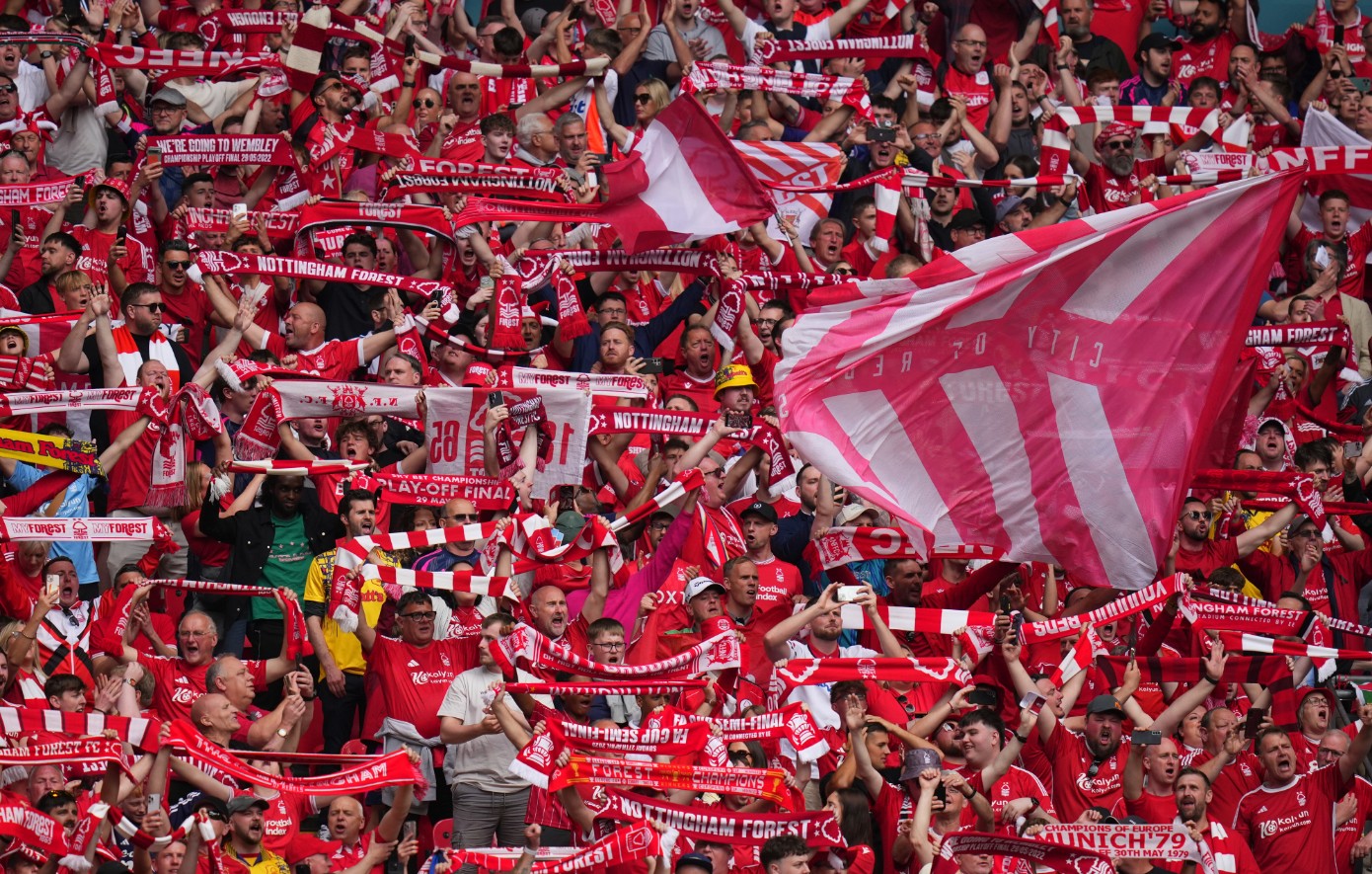 Νότιγχαμ Φόρεστ: Καλύπτει τα ιατρικά έξοδα οπαδών που δέχθηκαν μαχαιριές σε τρένο
