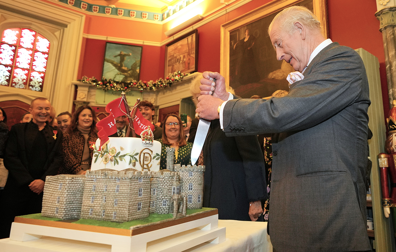 Βασιλιάς Κάρολος: Έκοψε τούρτα υπερπαραγωγή για τα 77α γενέθλιά του και οδήγησε τρένο