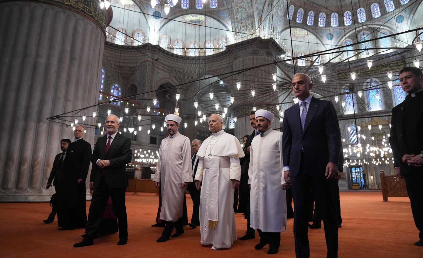 Ο πάπας Λέων έβγαλε τα παπούτσια του, αλλά δεν προσευχήθηκε κατά την επίσκεψή του στο Μπλε Τζαμί της Κωνσταντινούπολης