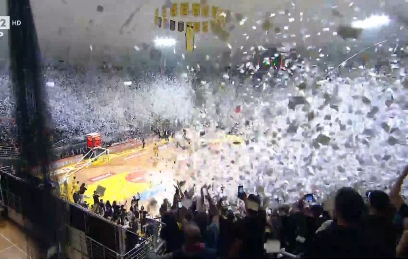 Άρης &#8211; ΠΑΟΚ: Εντυπωσιακή ατμόσφαιρα με χιλιάδες χαρτάκια πριν το τζάμπολ