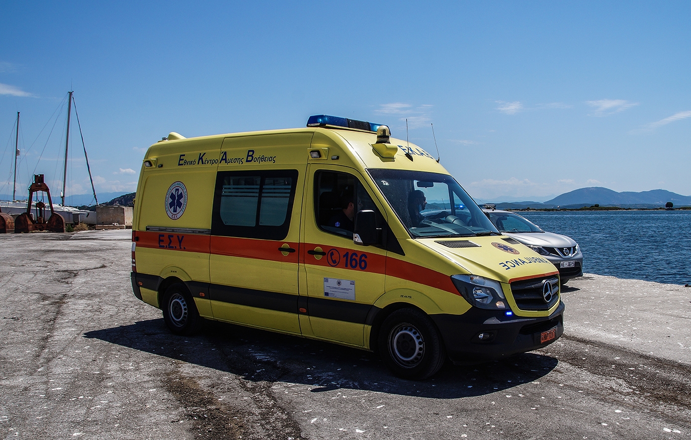 Φρίκη στο φέρι μποτ από Σαλαμίνα για Πέραμα &#8211; Άνδρας ξυλοκόπησε τη σύζυγό του μπροστά στα ανήλικα παιδιά τους που του φώναζαν να σταματήσει