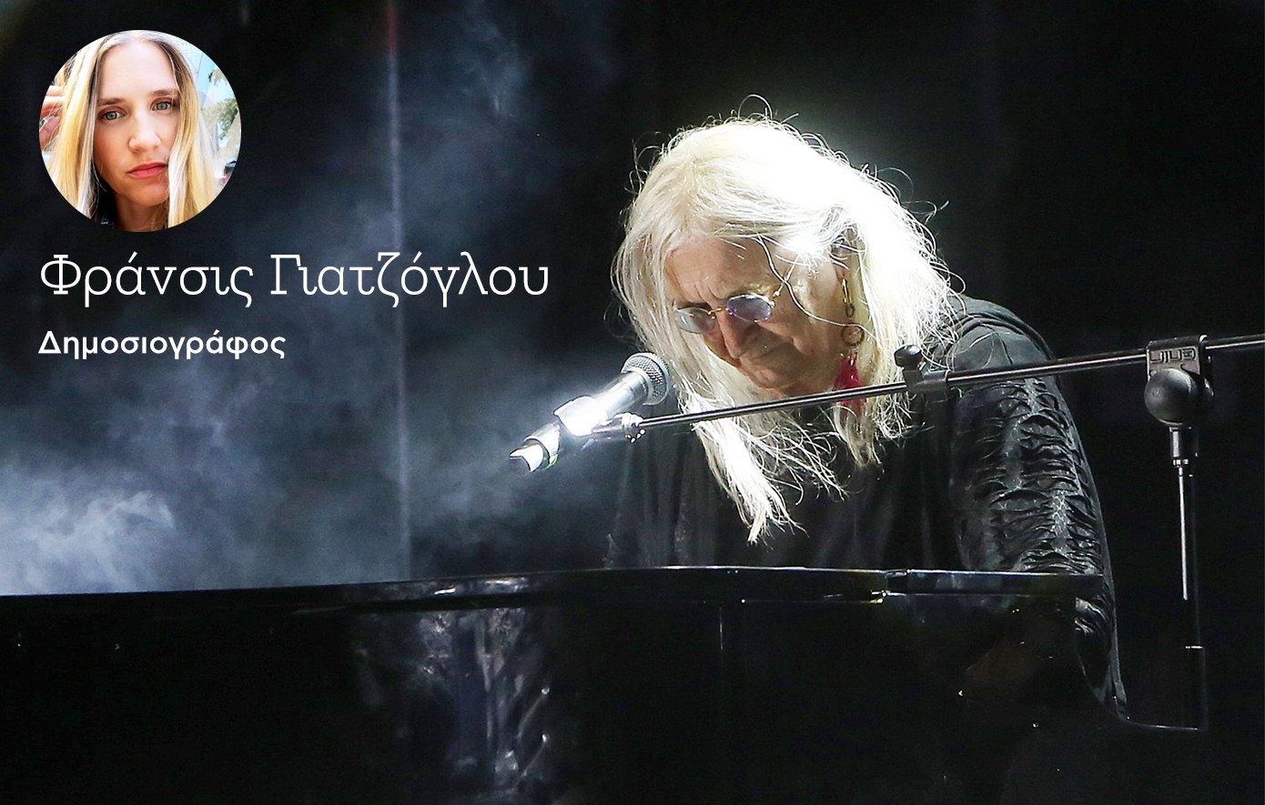 «Τίποτα δεν τους χρωστάς»: Το νέο τραγούδι του Νίκου Καρβέλα για τους γονείς που ταράζει τα νερά