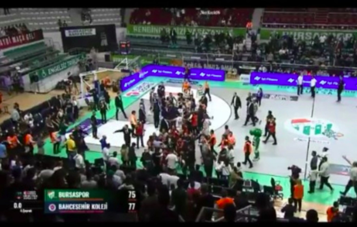 Χαμός στην Τουρκία: Οπαδοί της Μπούρσασπορ μπήκαν στο παρκέ και επιτέθηκαν σε παίκτη της Μπαχτσεσεχίρ
