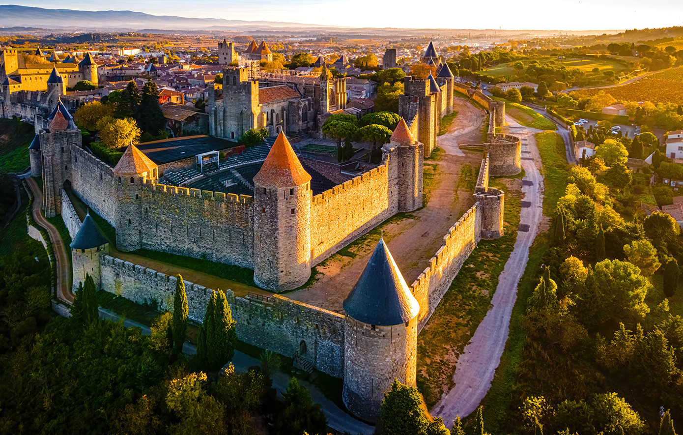 Αυτή η μεσαιωνική πόλη της Γαλλίας είναι ένα ταξίδι στον χρόνο με μπόλικο ρομαντισμό