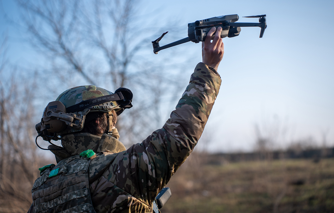 Στρατιώτης χειρίζεται drone