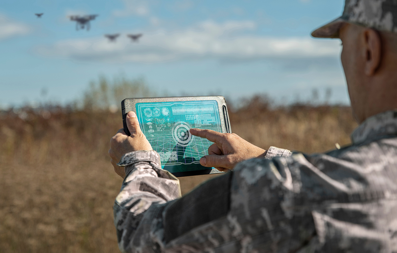 Στρατιώτης χειρίζεται drone