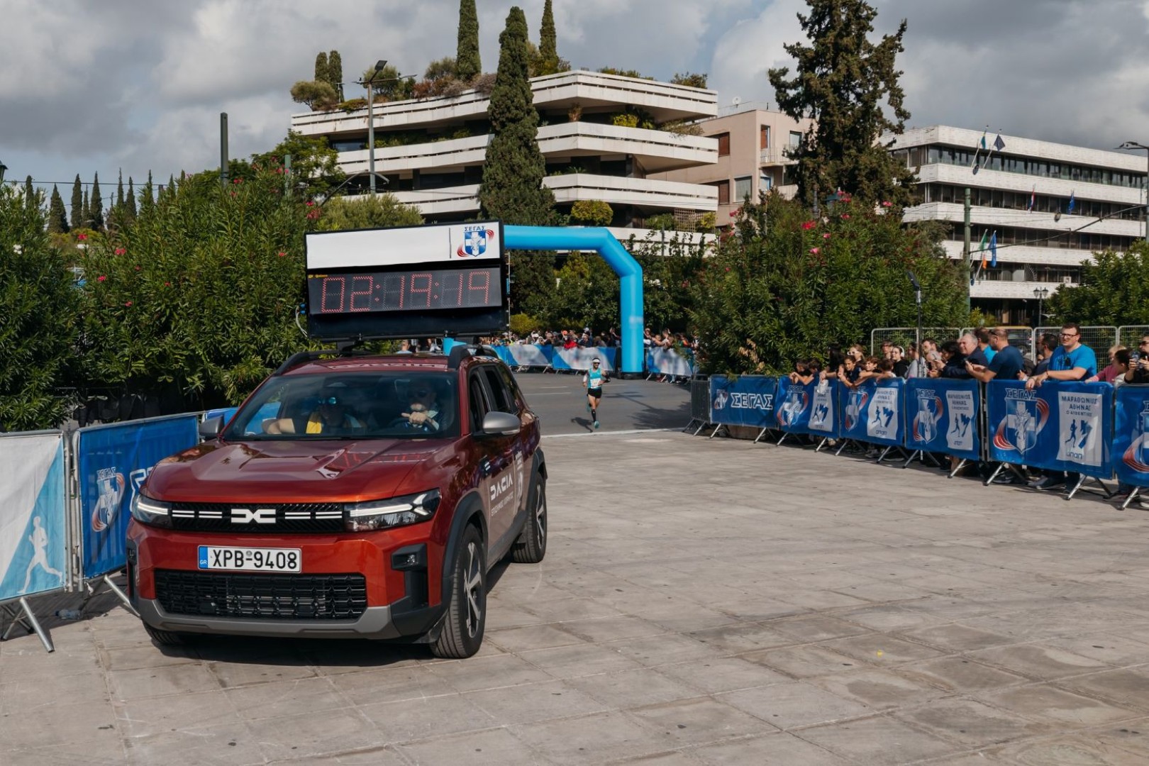 Η Dacia τερμάτισε... τον 42ο Αυθεντικό Μαραθώνιο της Αθήνας