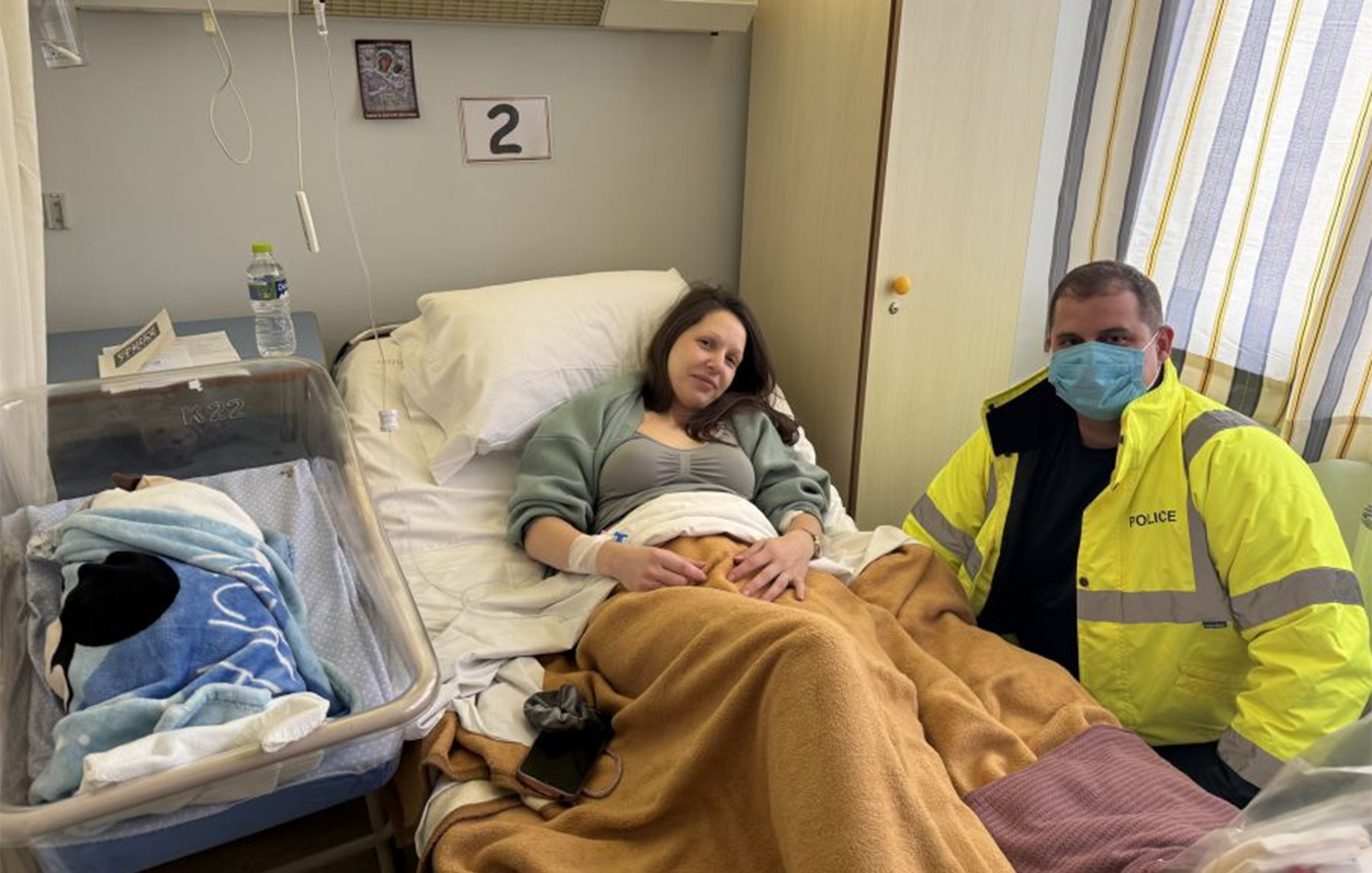 Αρκαδία: Περιπολικό μετέφερε ετοιμόγεννη σε νοσοκομείο, γιατί εγκλωβίστηκε στο δρόμο, λόγω της κακοκαιρίας