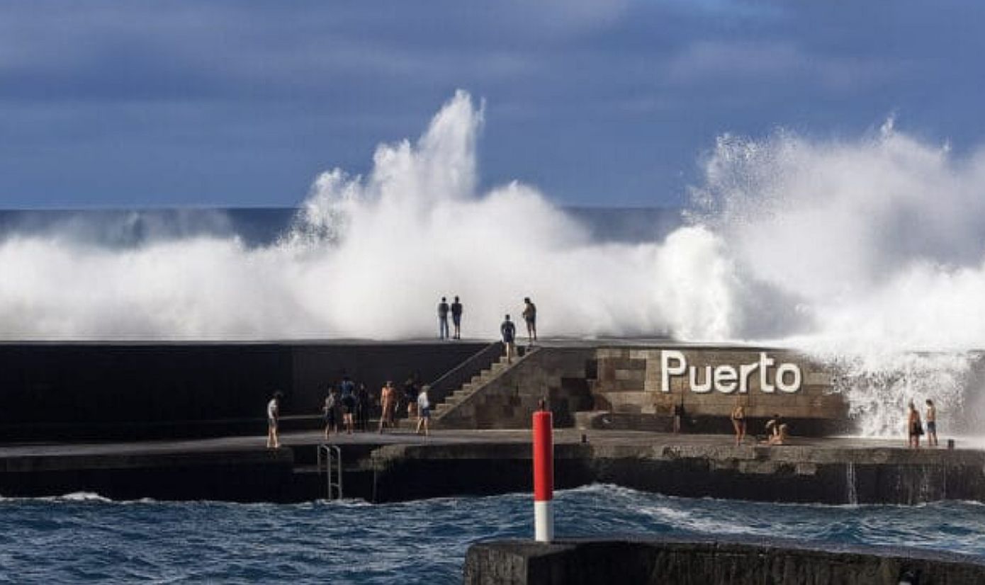 Τενερίφη: Κύματα ύψους 4 μέτρων «έπνιξαν» το νησί &#8211; Τουλάχιστον τρεις νεκροί και 15 τραυματίες &#8211; Αρκετοί άνθρωποι αγνοούνται