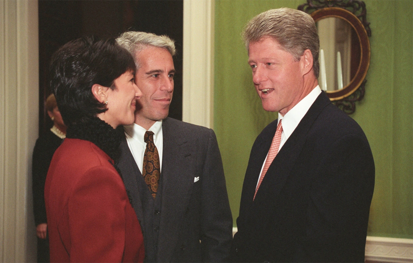 Η Ghislaine Maxwell και ο Τζέφρι Επστάιν με τον (τότε) πρόεδρο των ΗΠΑ, Μπίλ Κλίντον στον Λευκό Οίκο το 1993. Η Ghislaine Maxwell και ο Τζέφρι Επστάιν με τον (τότε) πρόεδρο των ΗΠΑ, Μπίλ Κλίντον στον Λευκό Οίκο το 1993.