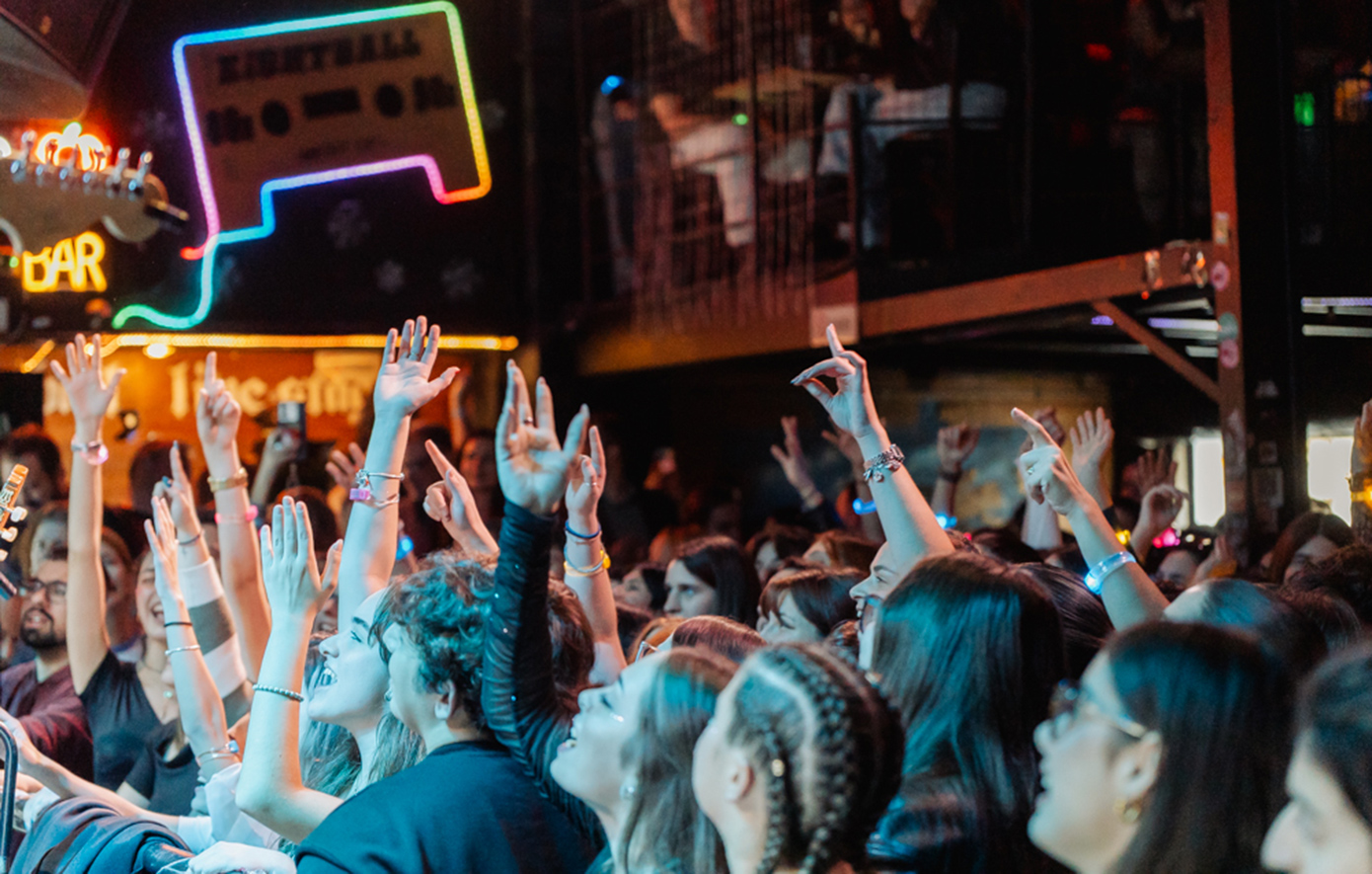 Ουρές έξω από το Eightball club για τον Κωστή Μαραβέγια