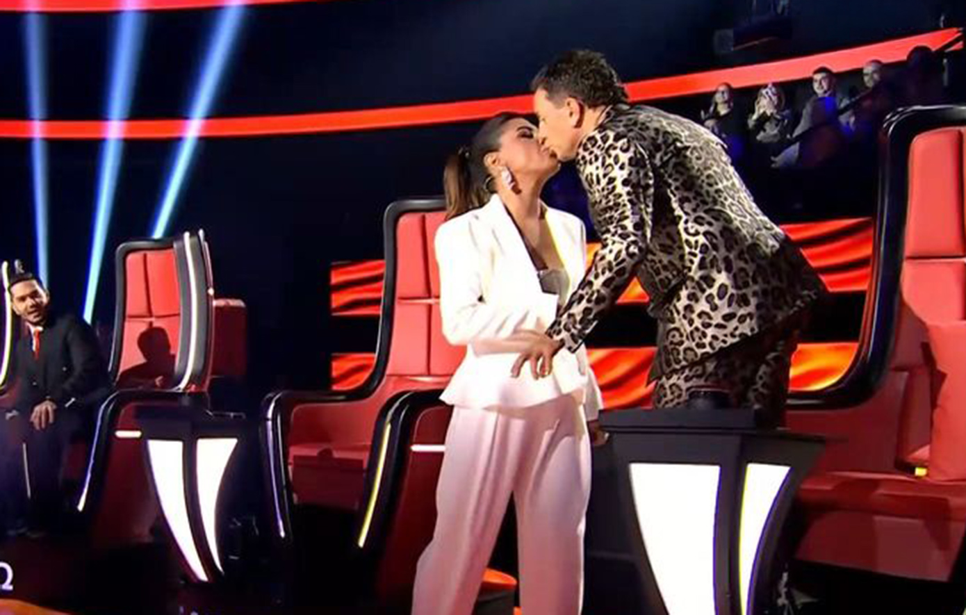 The Voice: Απρόσμενο φιλί Έλενας Παπαρίζου – Γιώργου Μαζωνάκη στην έναρξη των Knockouts