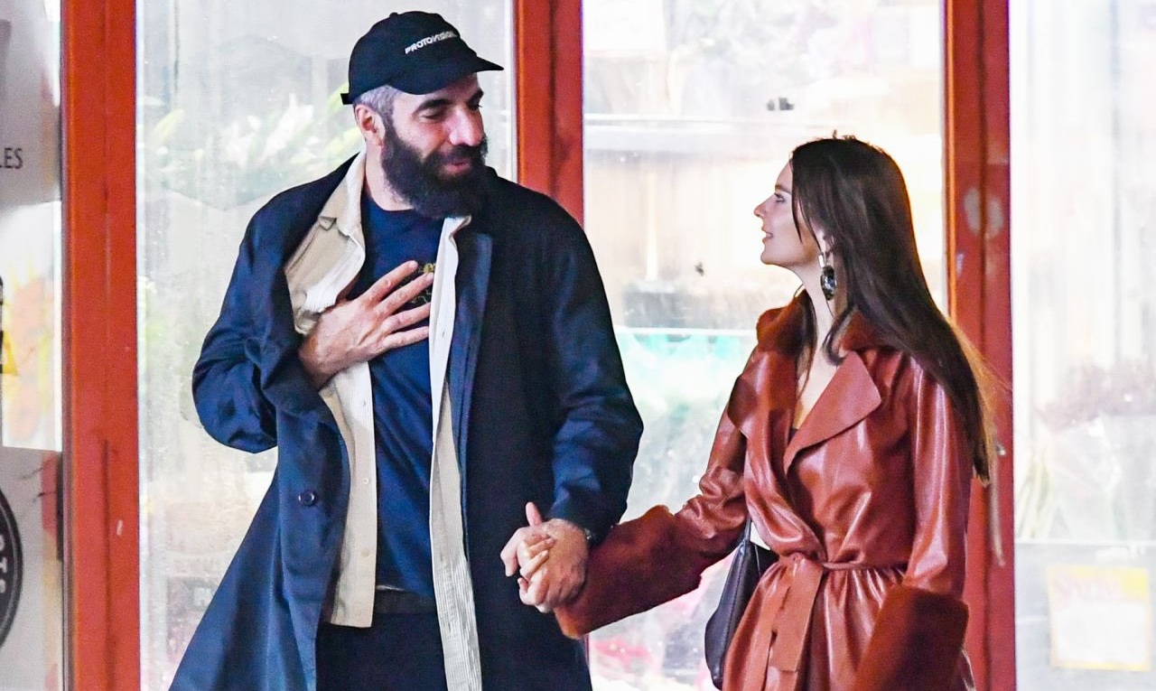 Ρομέν Γαβράς: Ο σκηνοθέτης που γοητεύει τις πιο διάσημες γυναίκες του κόσμου &#8211; Από την Ντούα Λίπα στην Έμιλι Ραταϊκόφσκι